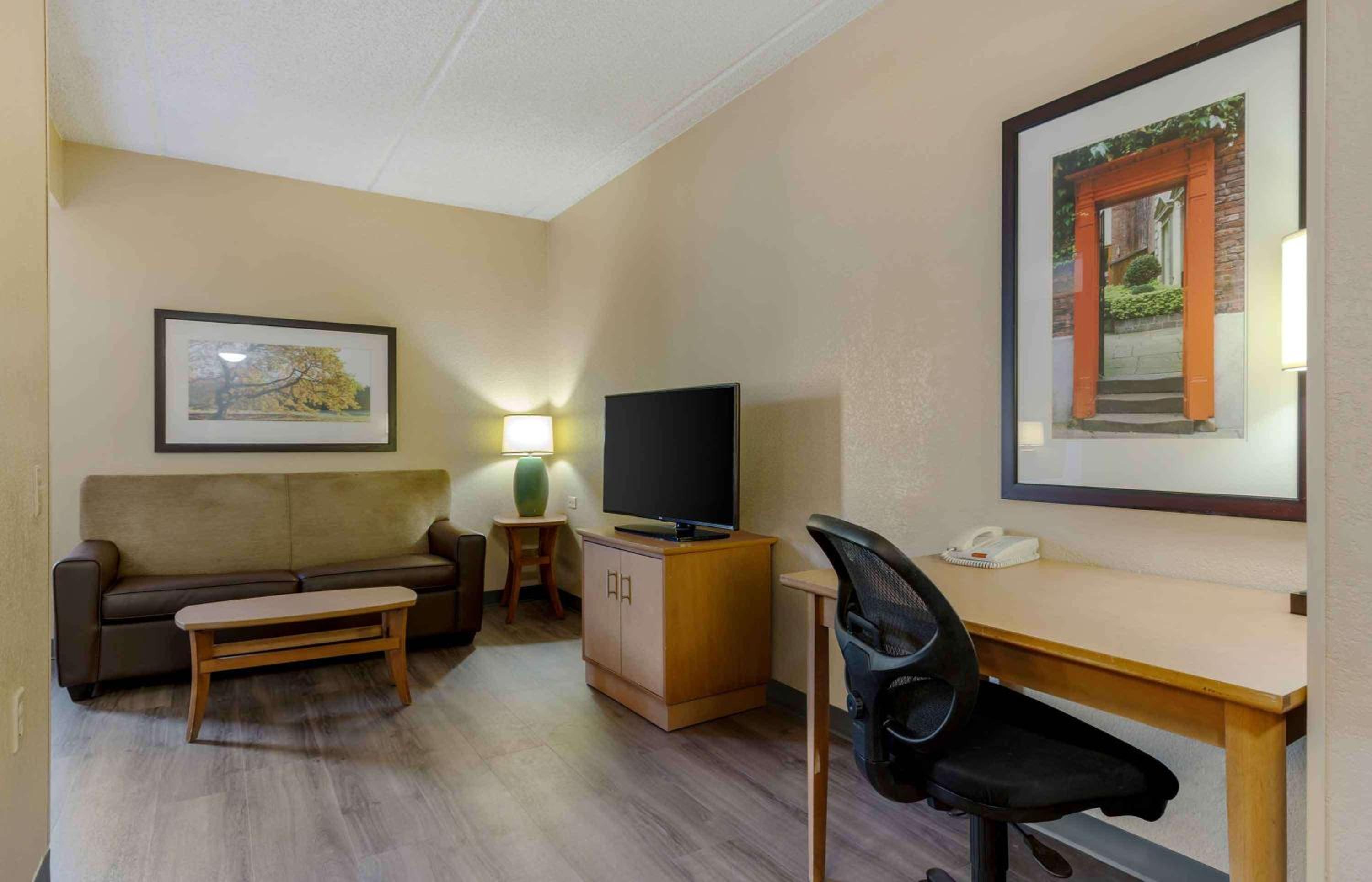 Deluxe Studio with 1 Queen Bed - Non-Smoking - Photo 11