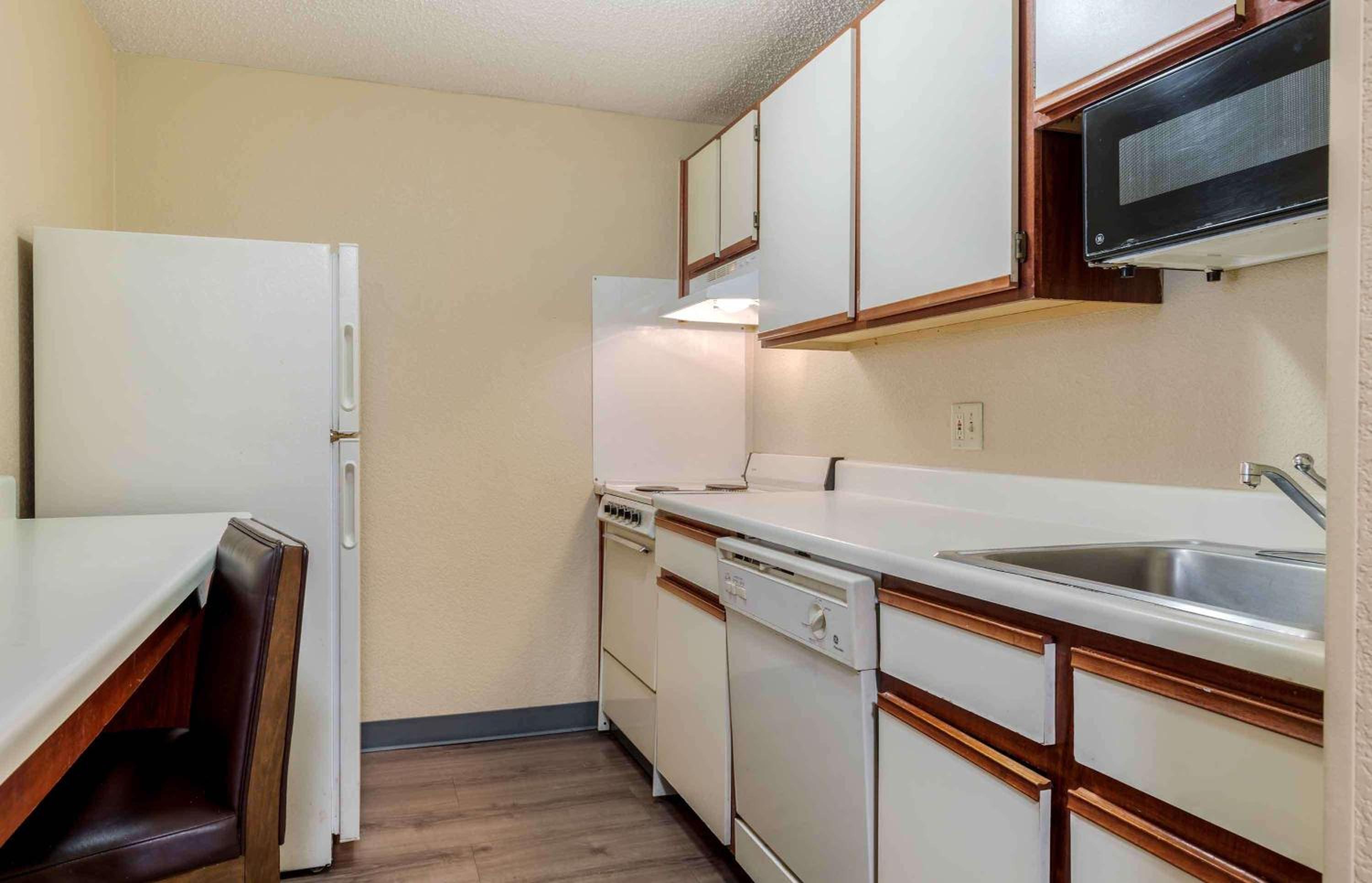 Deluxe Studio with Two Queen Beds - Non-Smoking - Photo 11