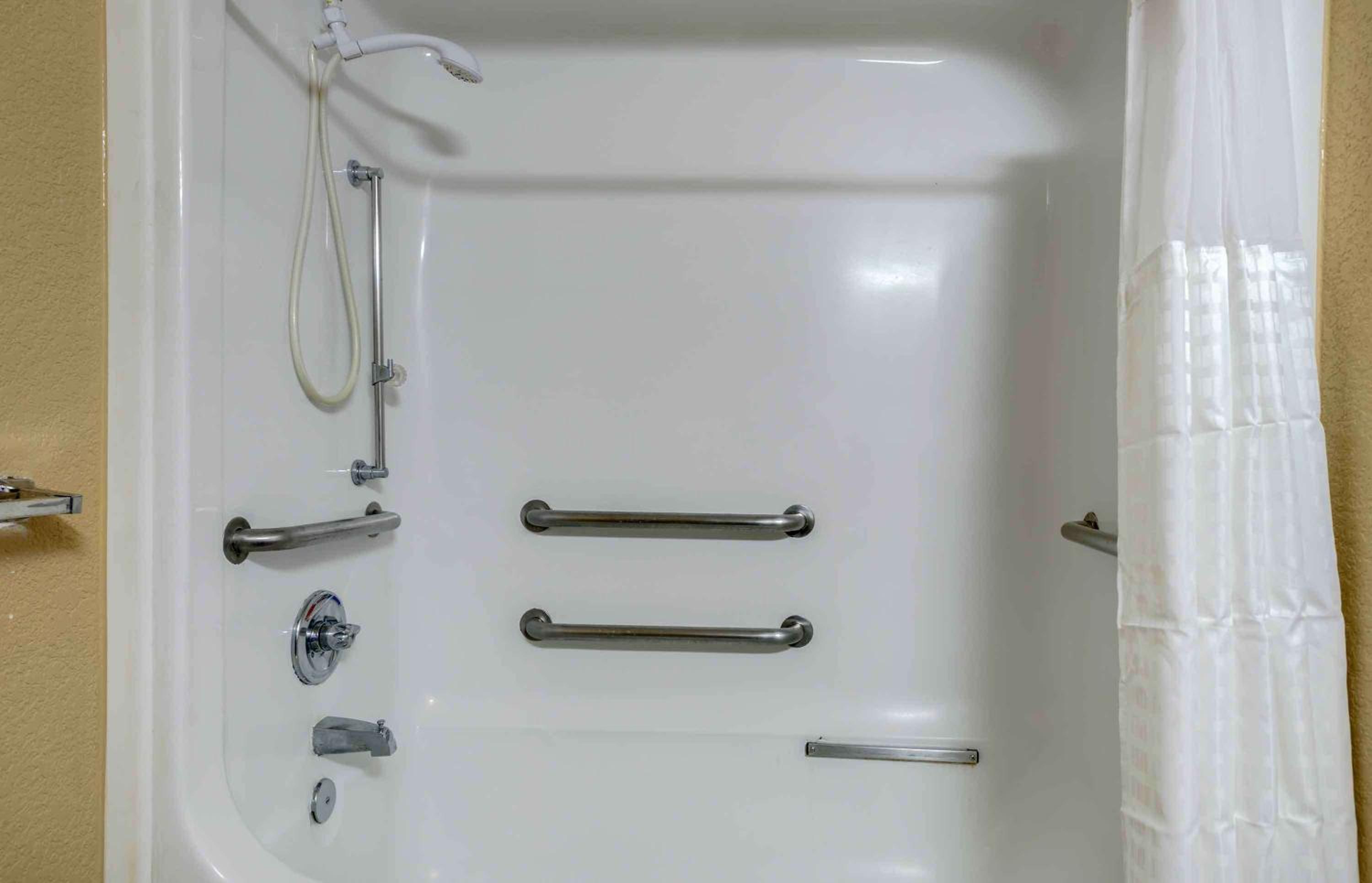 Deluxe Studio - Non-Smoking - Disability Access - Photo 7