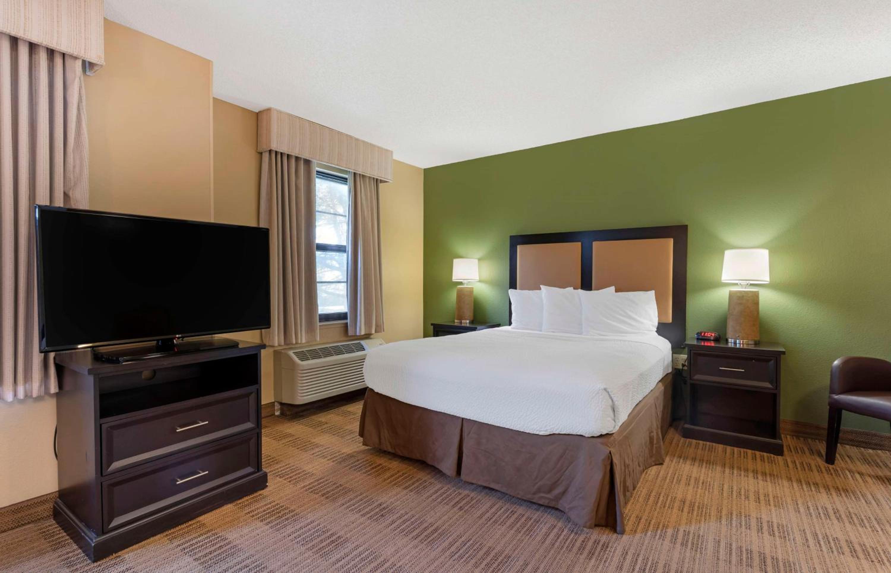 Deluxe Studio with 1 Queen Bed - Non-Smoking - Photo 1