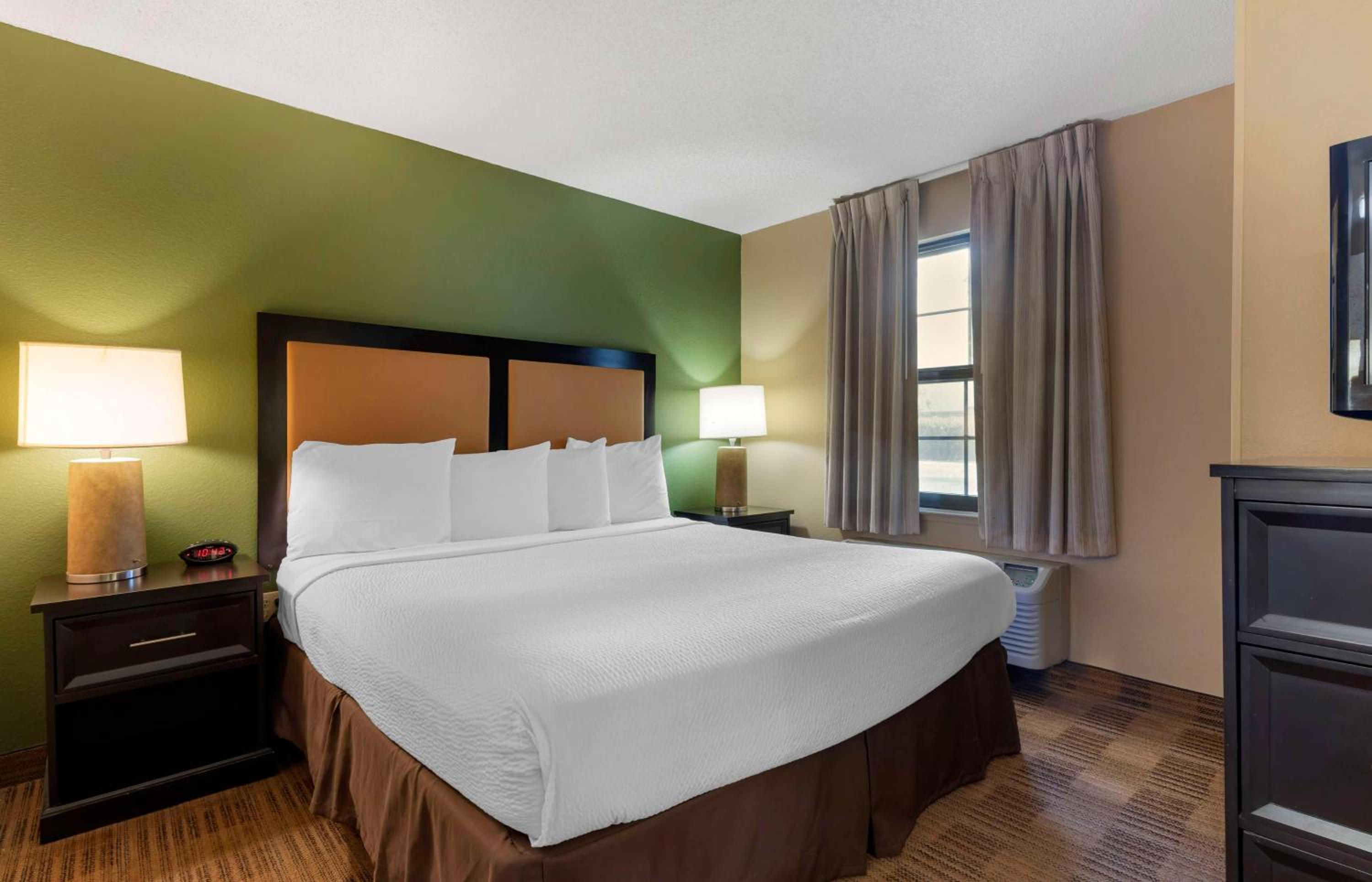 Deluxe Studio with 1 King Bed - Non-Smoking - Photo 1