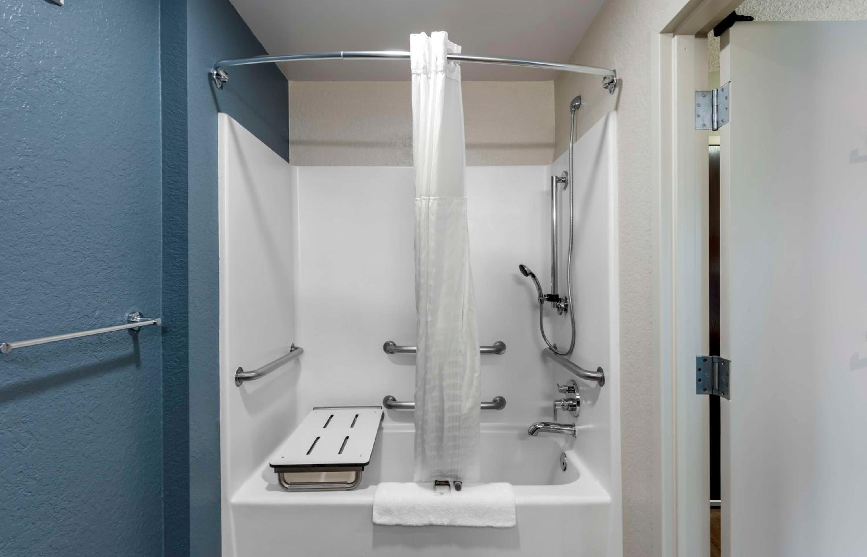 Deluxe Studio - Non-Smoking - Disability Access - Photo 10