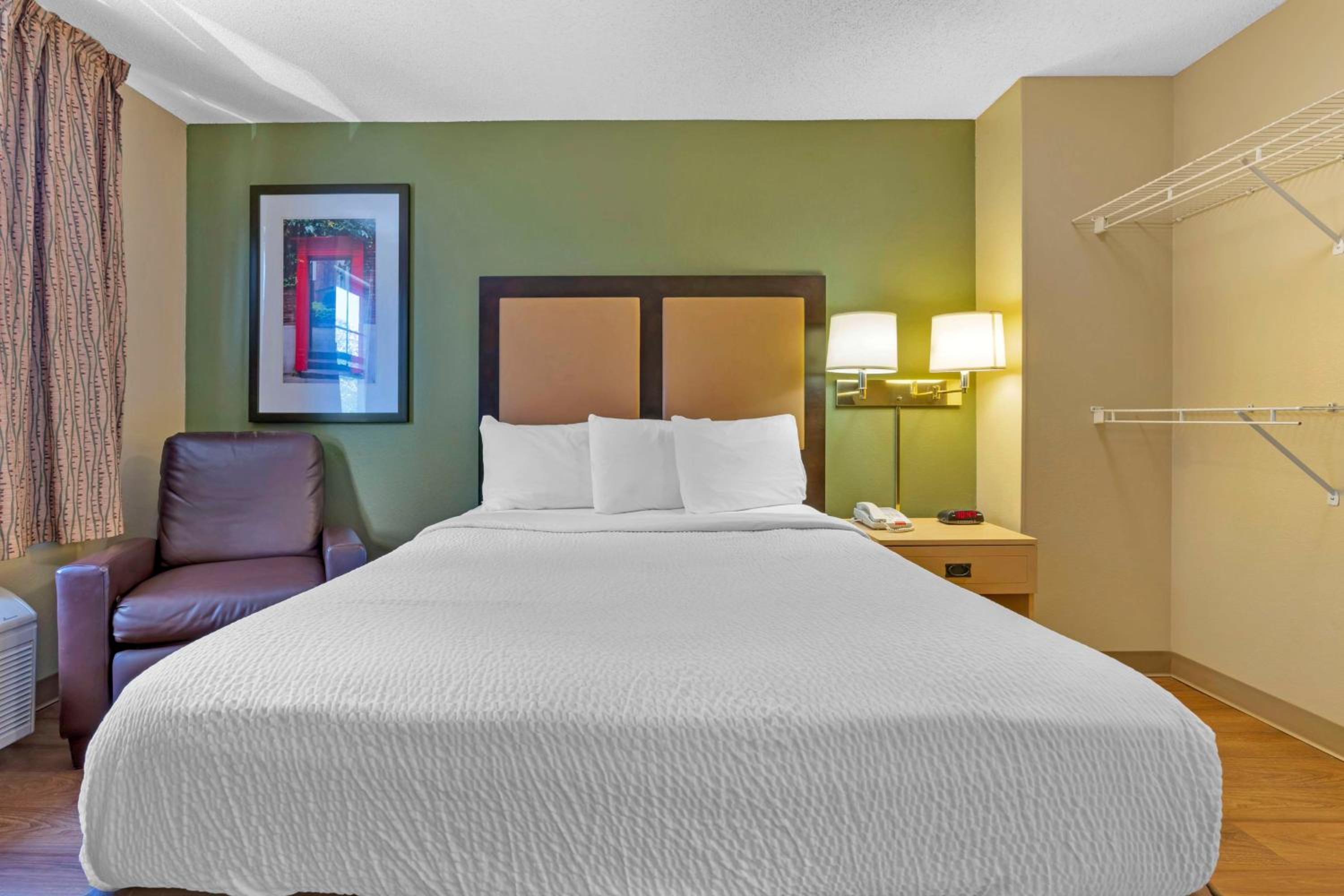 Queen studio with 1 Queen Bed - Disability Access/Non-Smoking photo 1