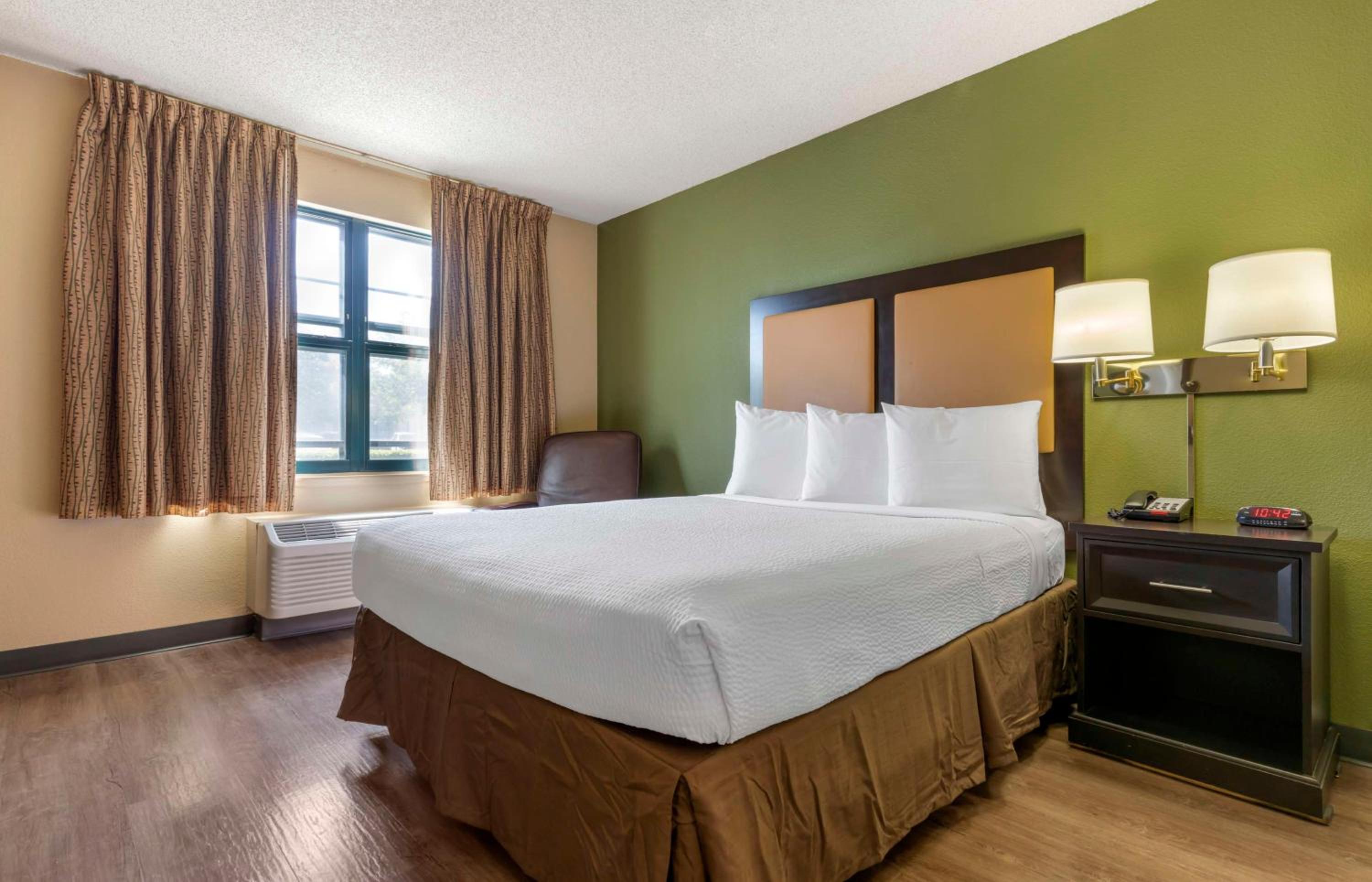 Queen studio with 1 Queen Bed - Disability Access/Non-Smoking - Photo 1