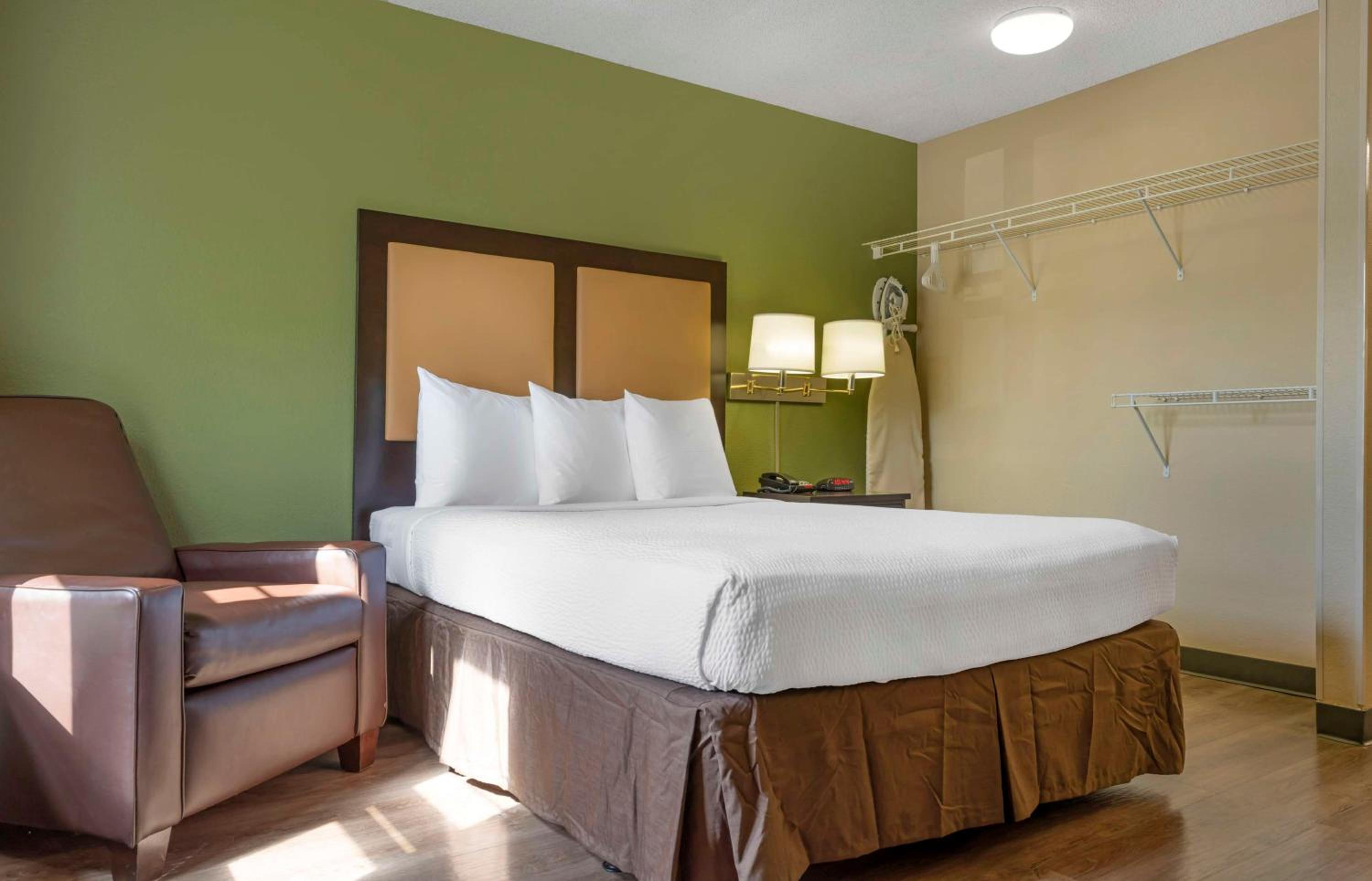 Queen studio with 1 Queen Bed - Disability Access/Non-Smoking - Photo 6