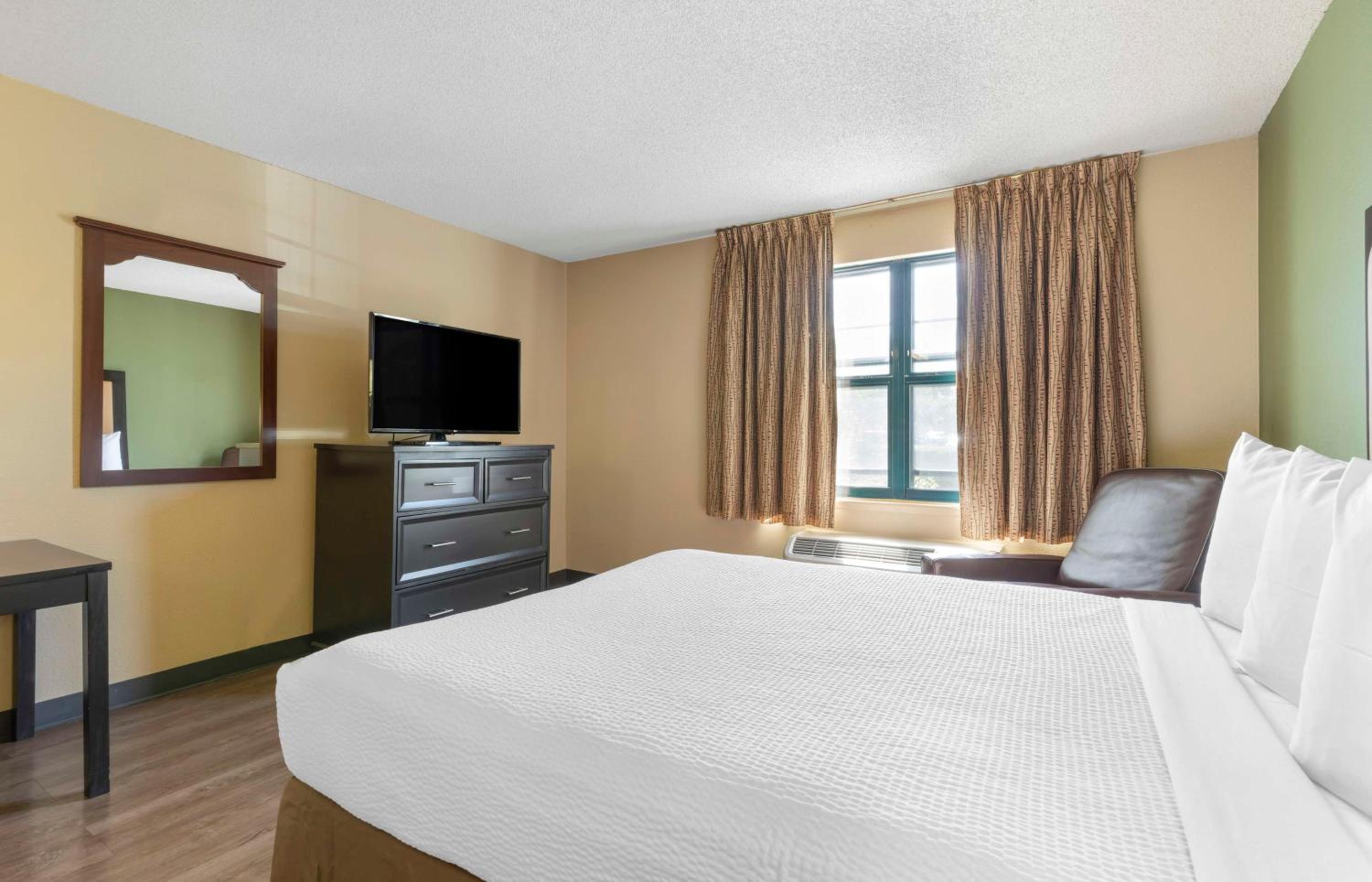 Queen studio with 1 Queen Bed - Disability Access/Non-Smoking - Photo 10