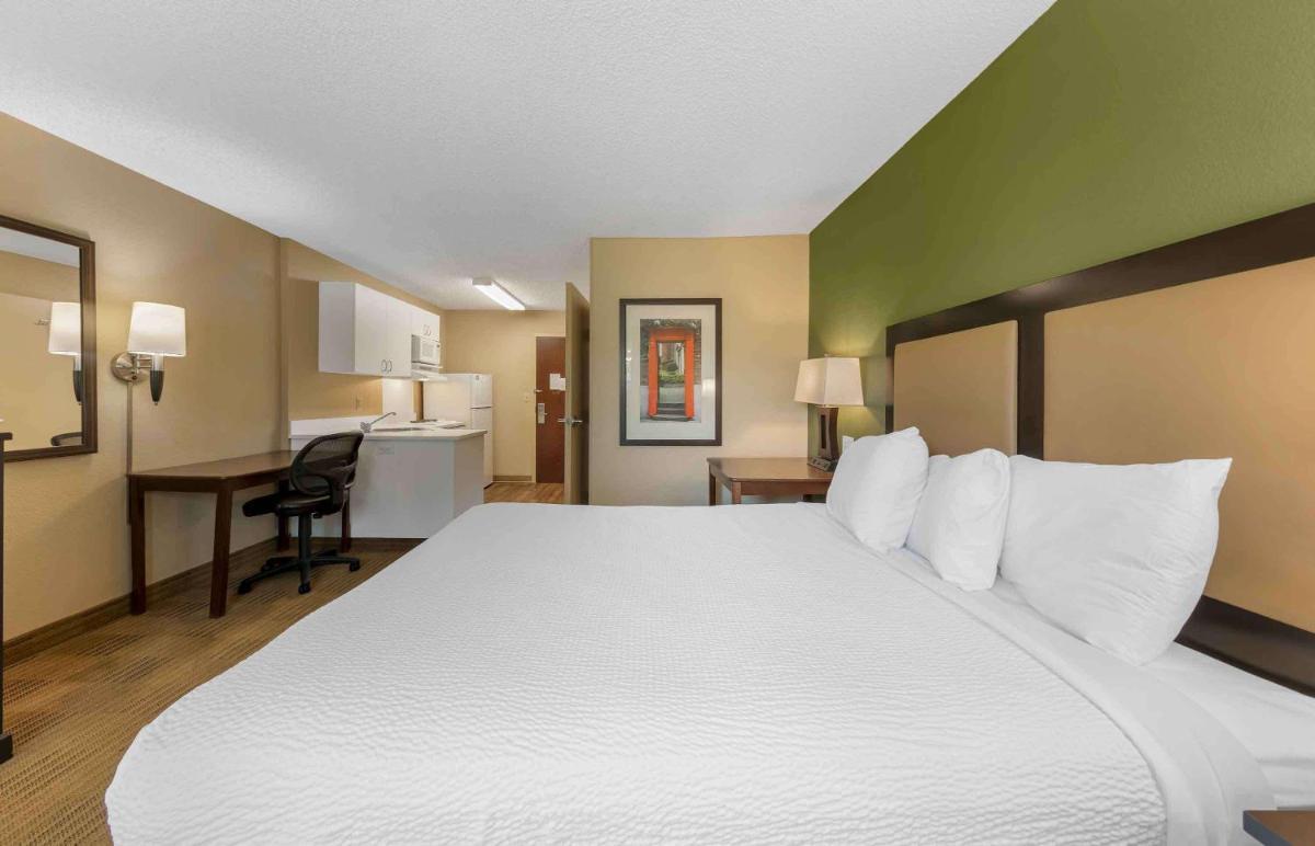 Queen studio with 1 Queen Bed - Disability Access/Non-Smoking photo 3