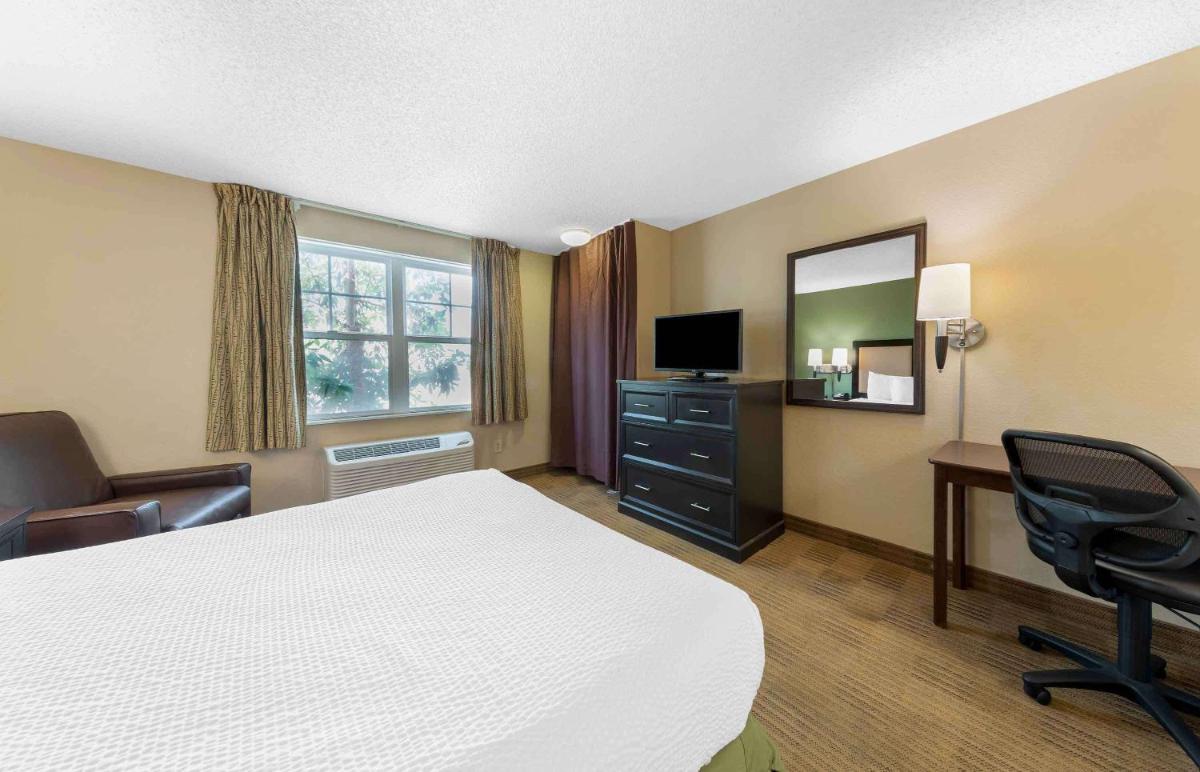 Queen studio with 1 Queen Bed - Disability Access/Non-Smoking photo 2