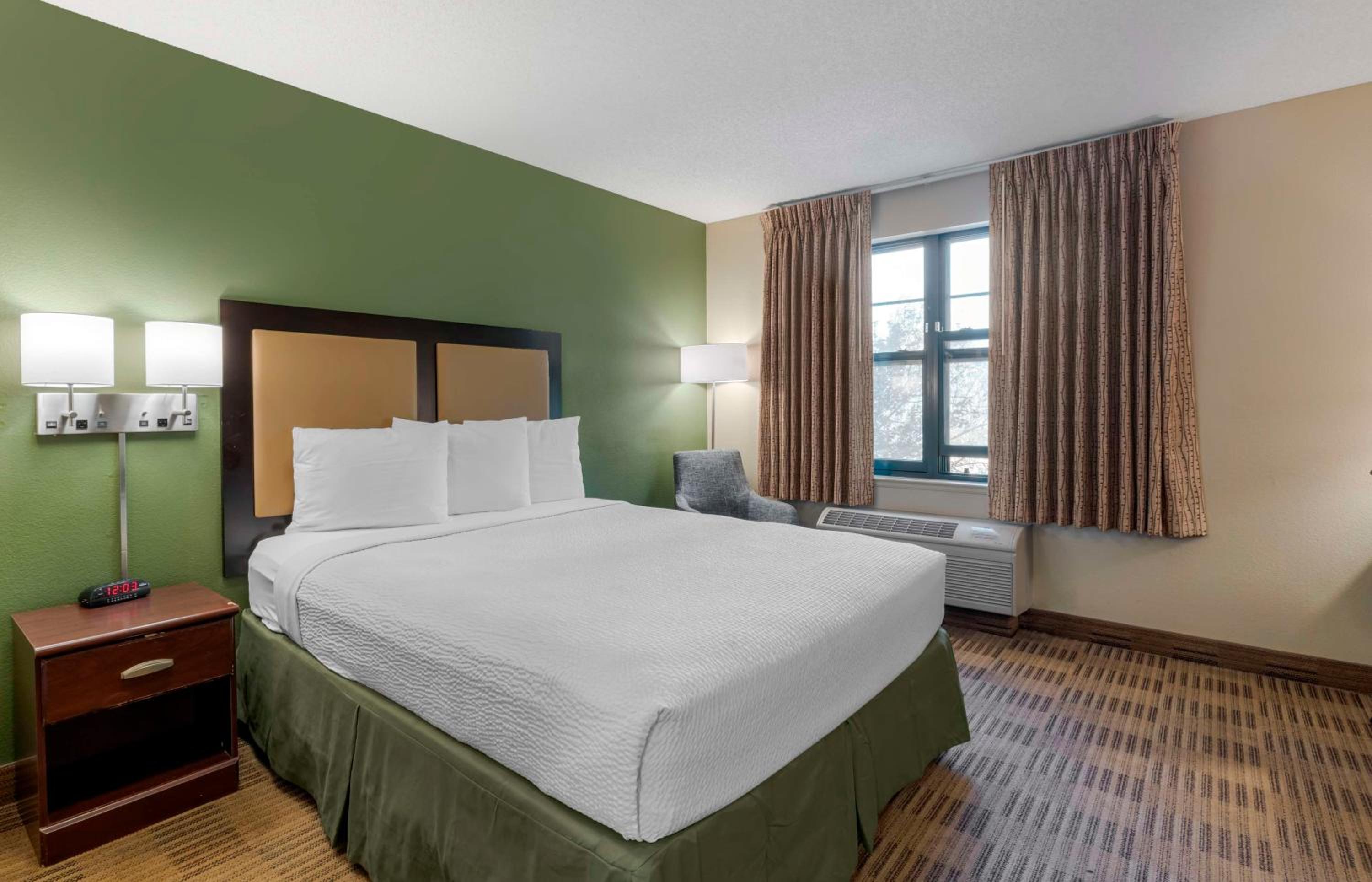 Queen studio with 1 Queen Bed - Disability Access/Non-Smoking - Photo 1