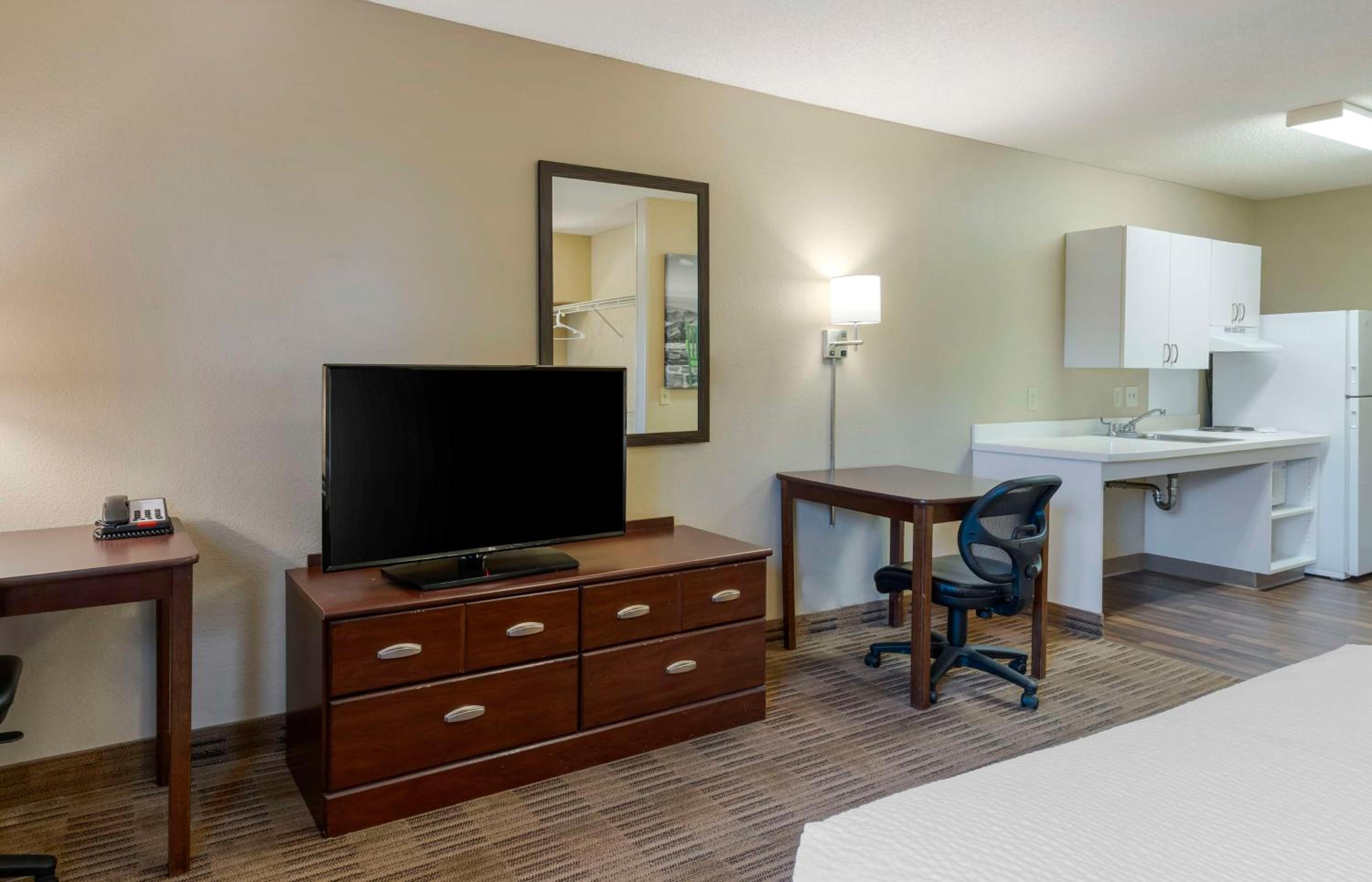 Queen studio with 1 Queen Bed - Disability Access/Non-Smoking - Photo 2