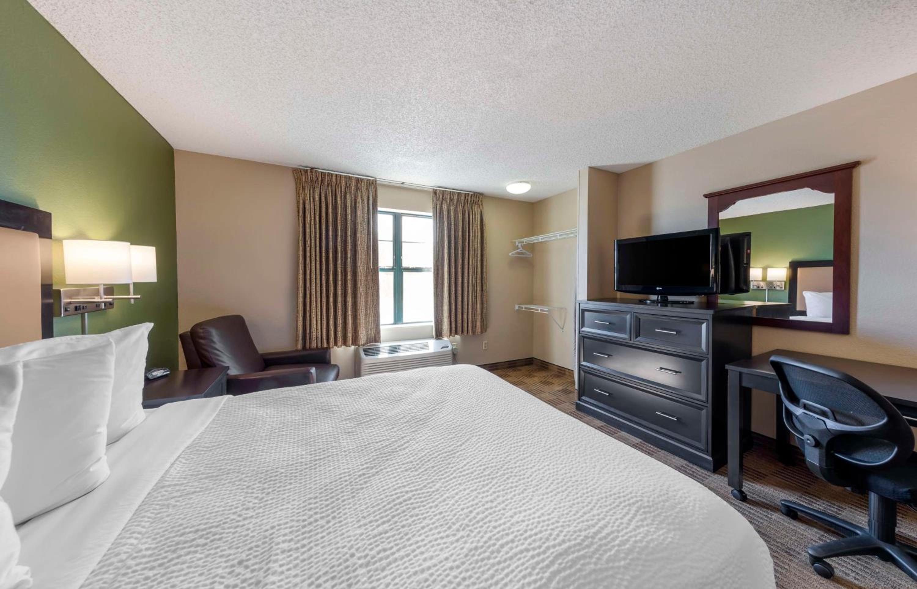 Queen studio with 1 Queen Bed - Disability Access/Non-Smoking - Photo 5