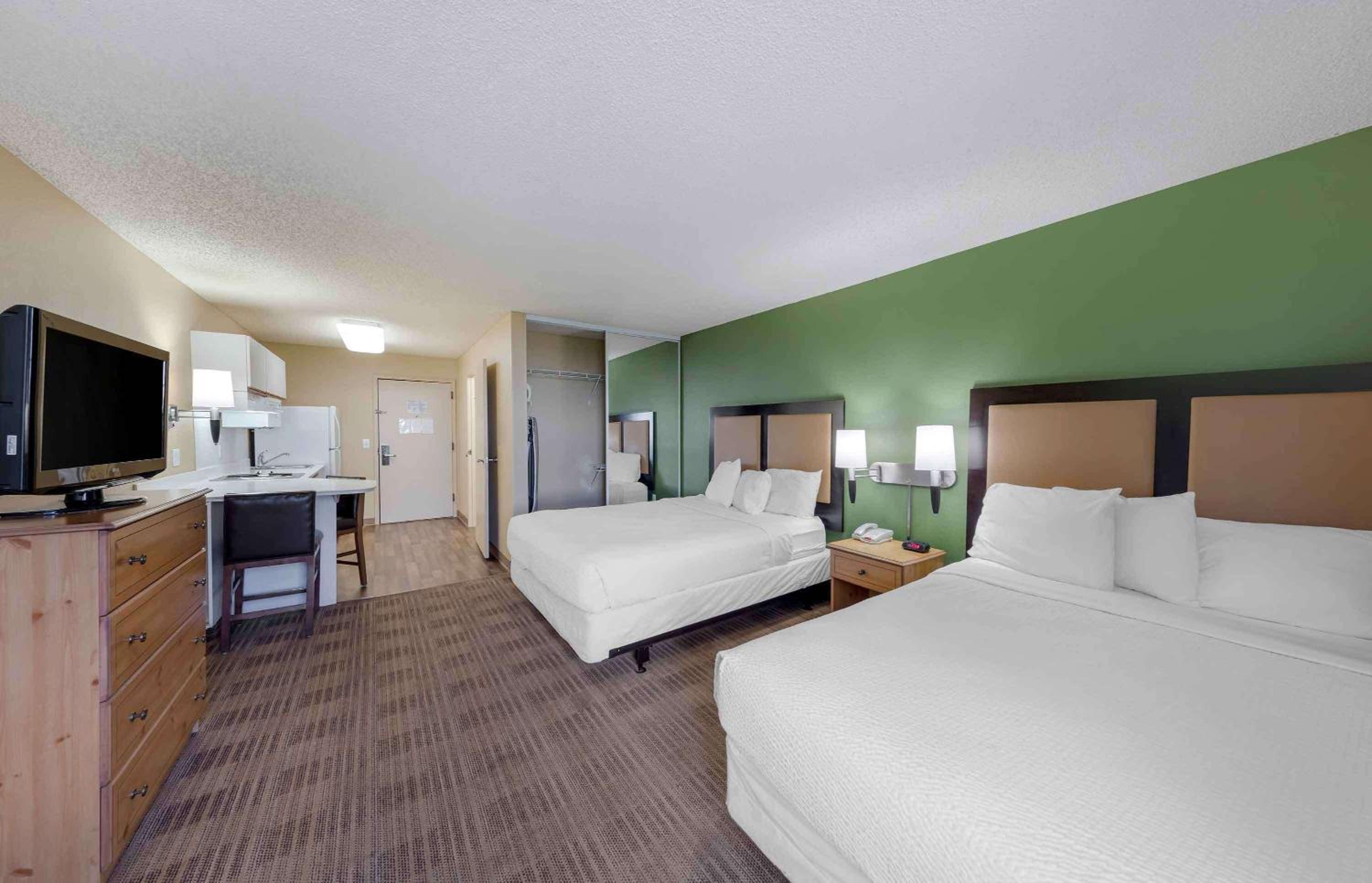 Studio with 2 Queen Beds - Non-Smoking - Photo 1