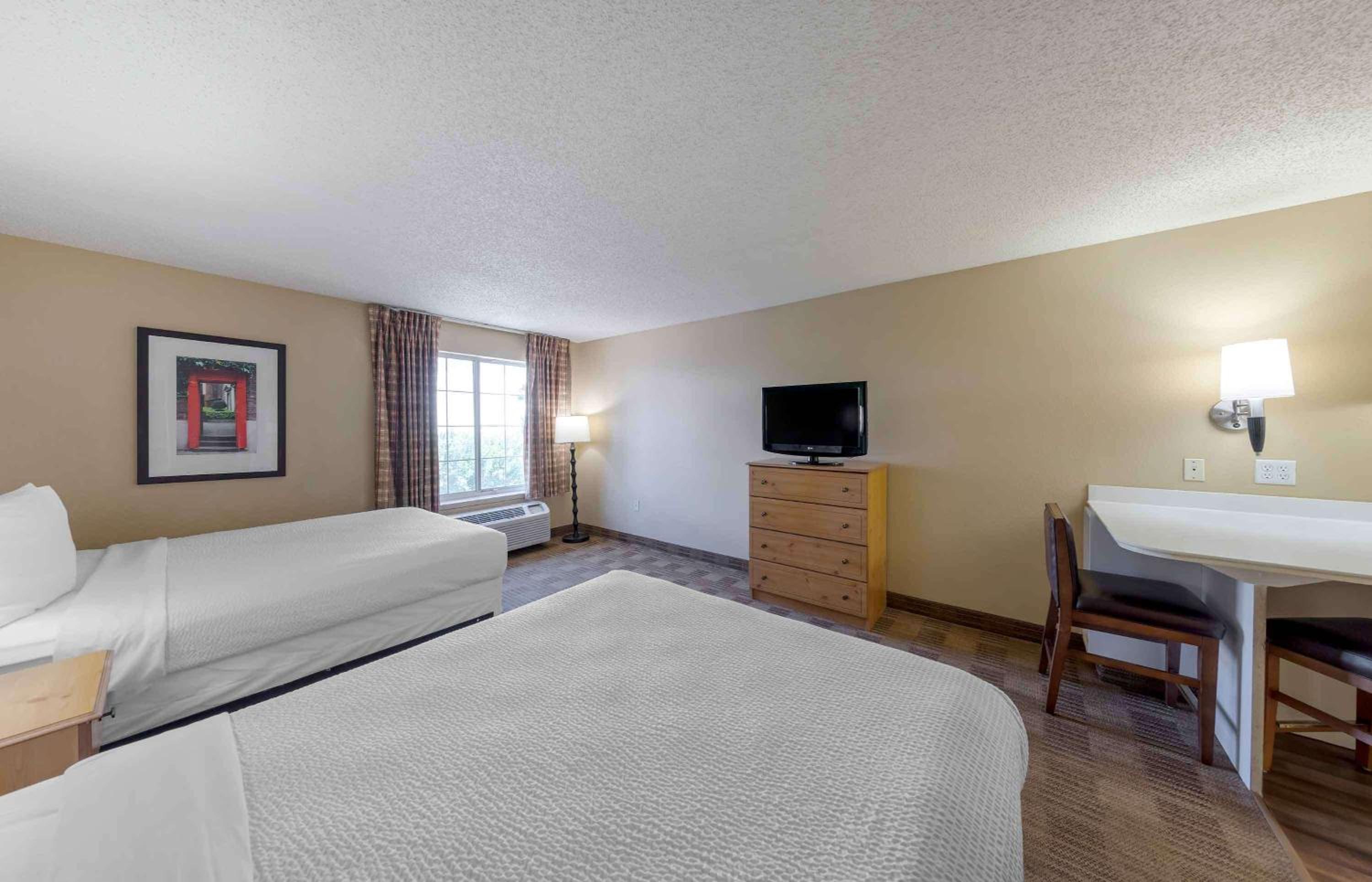 Studio with 2 Queen Beds - Non-Smoking - Photo 7