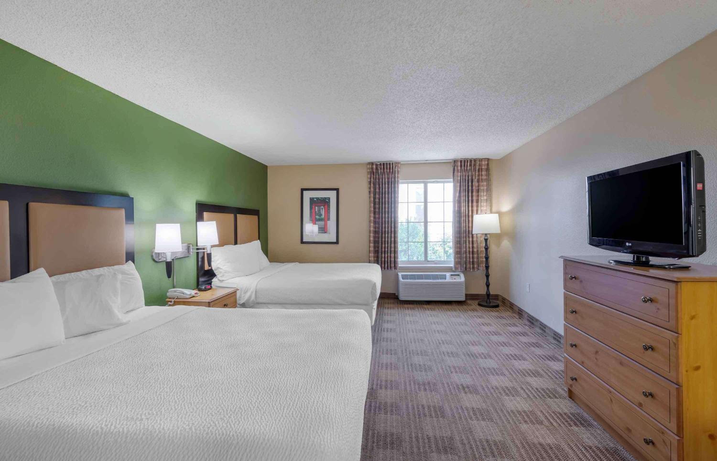 Studio with 2 Queen Beds - Non-Smoking - Photo 9