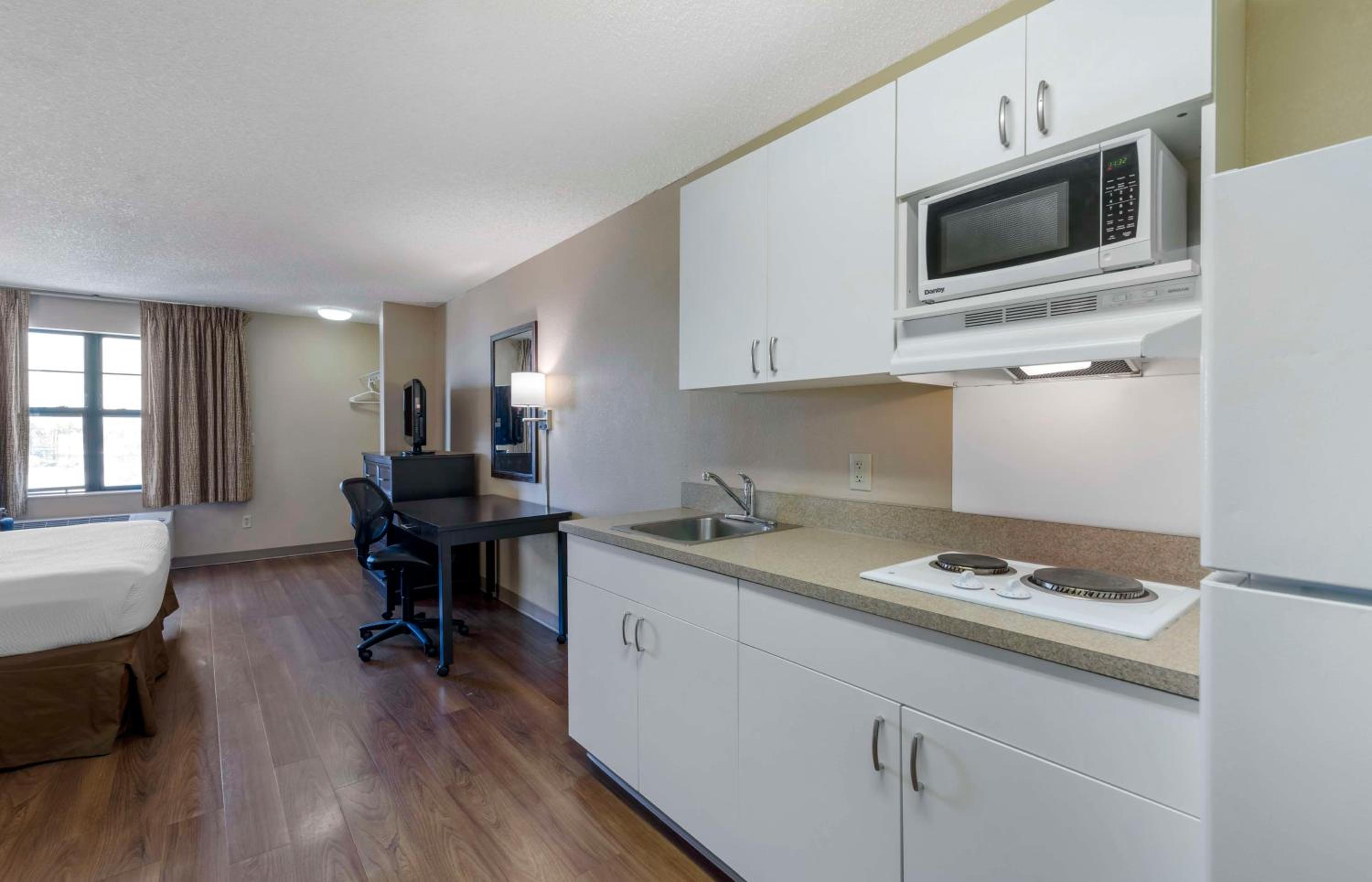 Studio with 1 King Bed - Non-Smoking - Photo 7