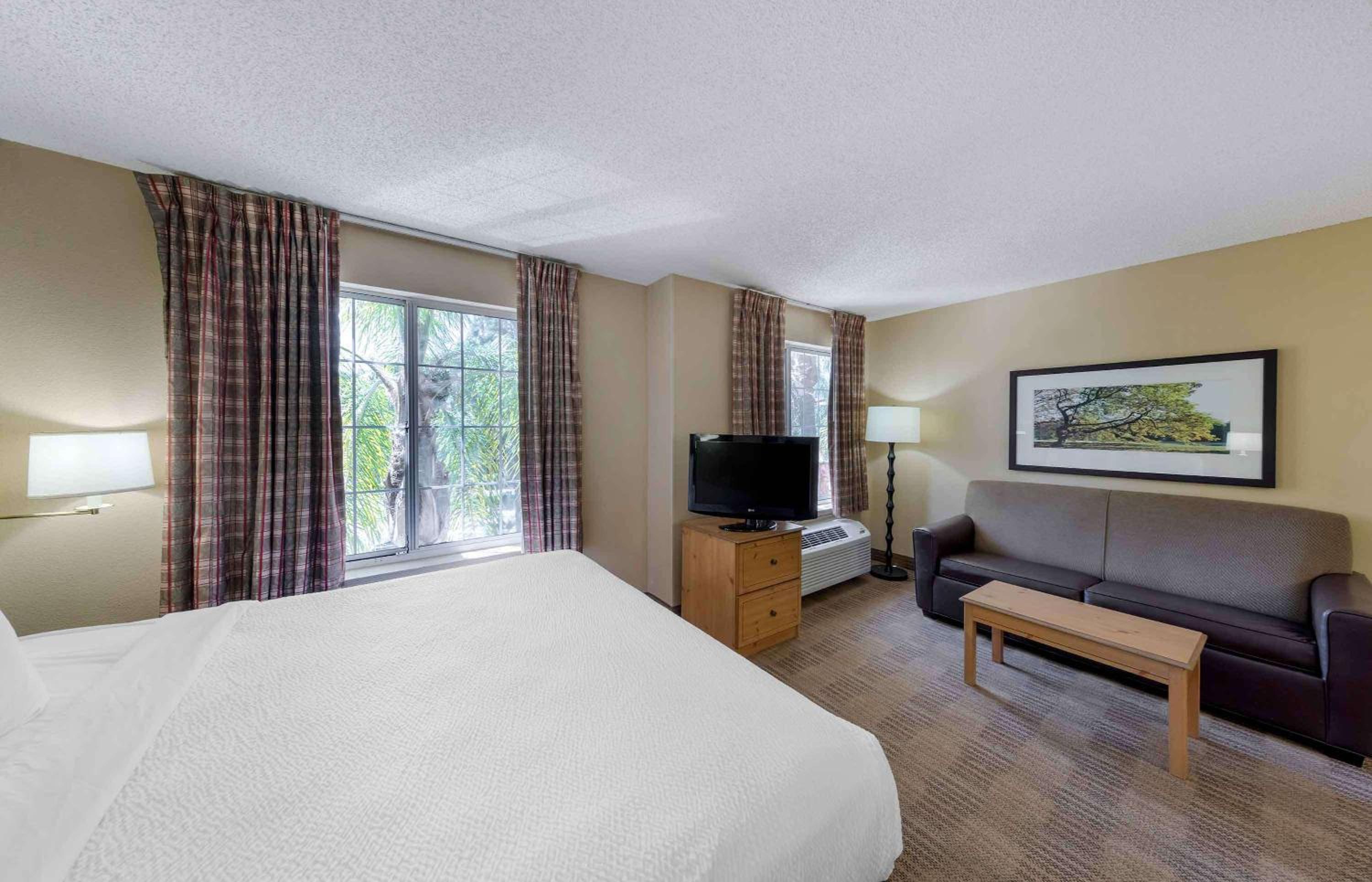 Deluxe Studio with 1 King Bed - Non-Smoking - Photo 2