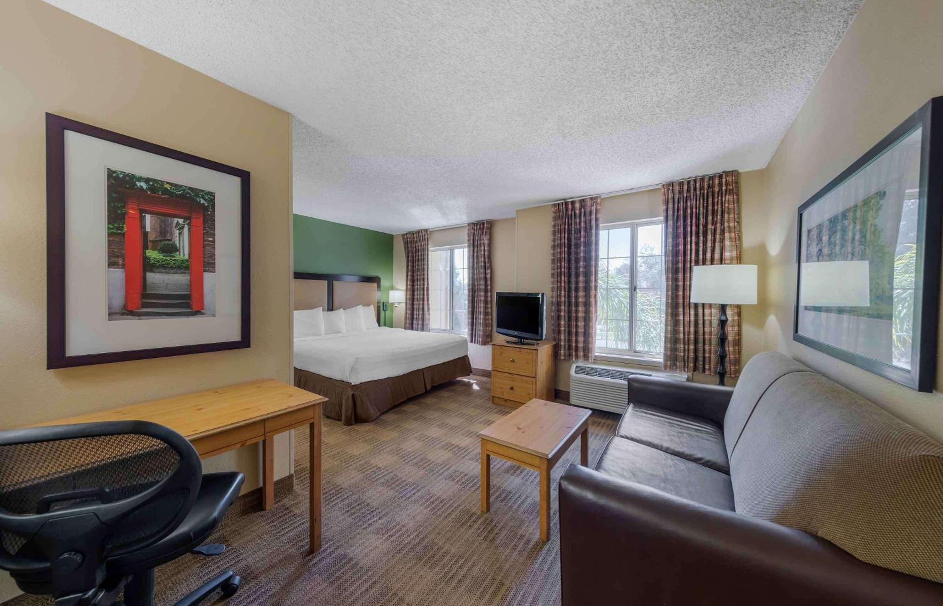 Deluxe Studio with 1 King Bed - Non-Smoking - Photo 3