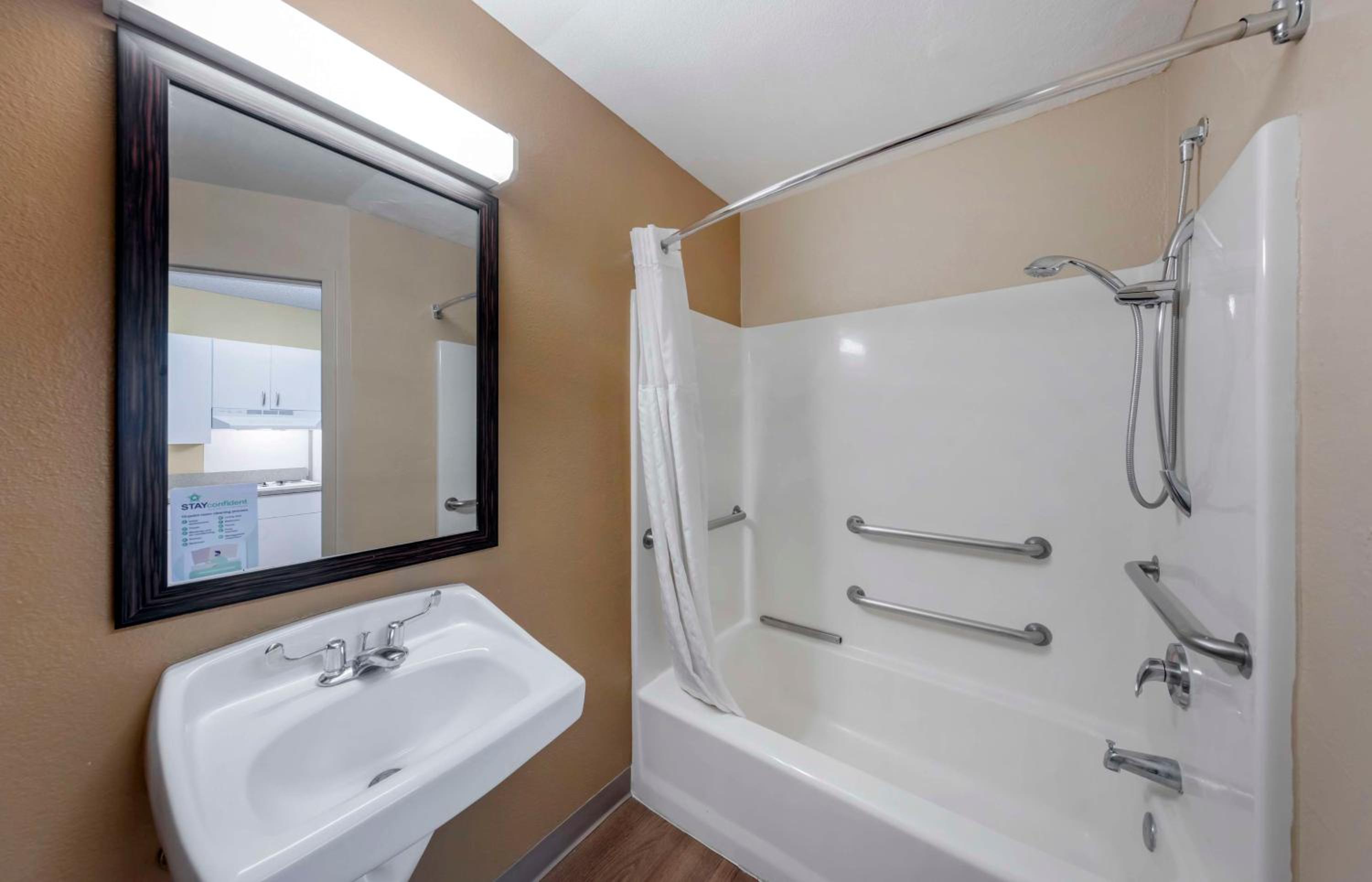 Queen studio with 1 Queen Bed - Disability Access/Non-Smoking - Photo 2