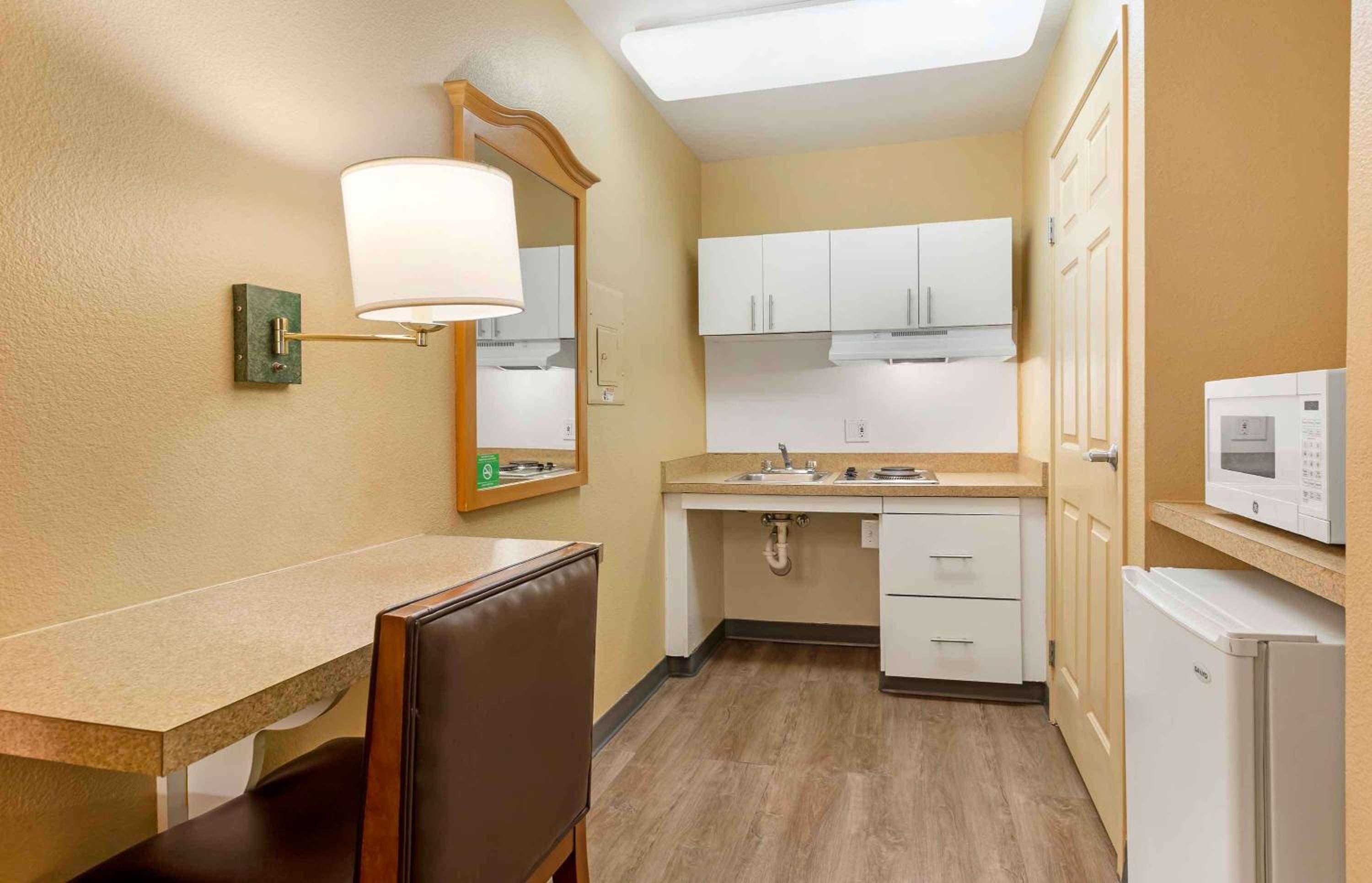 Queen studio with 1 Queen Bed - Disability Access/Non-Smoking - Photo 5
