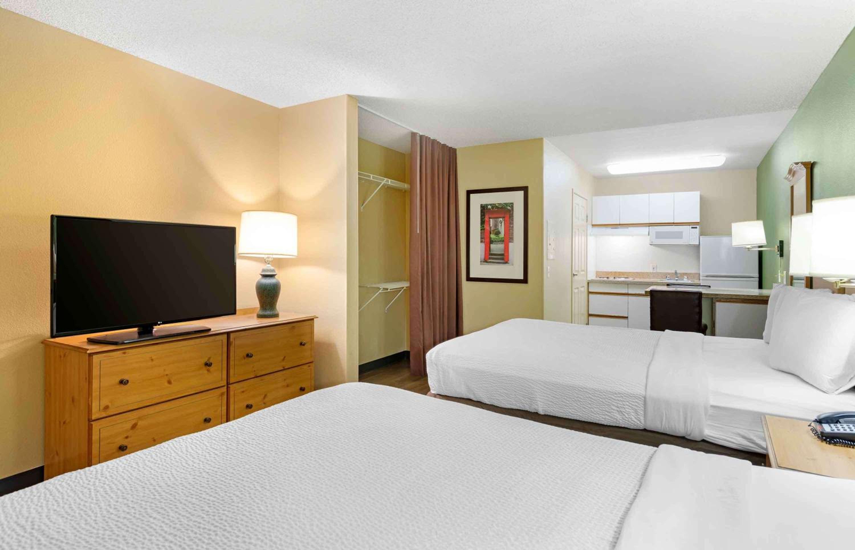 Studio with 2 Queen Beds - Non-Smoking - Photo 6