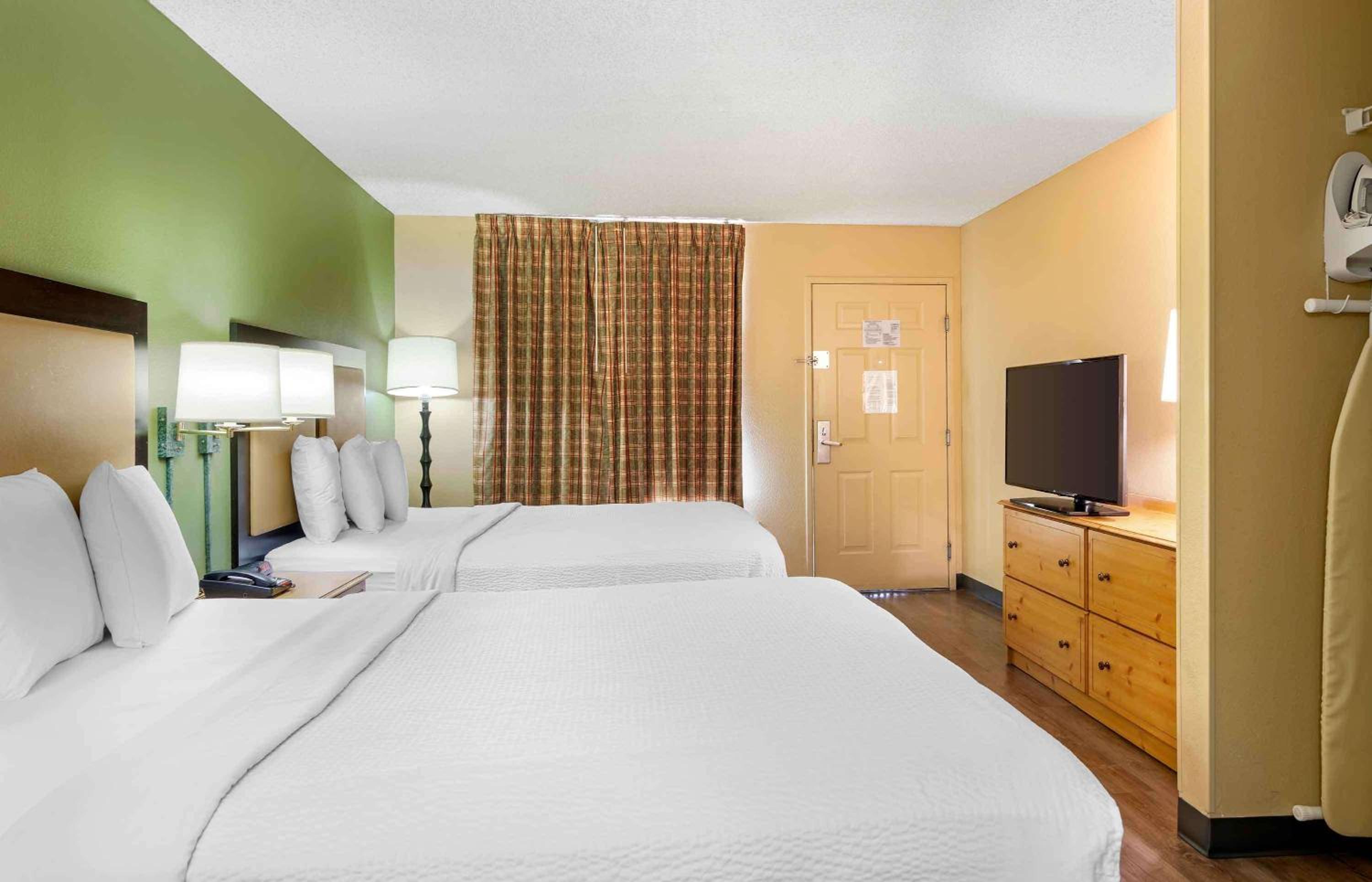 Studio with 2 Queen Beds - Non-Smoking - Photo 5