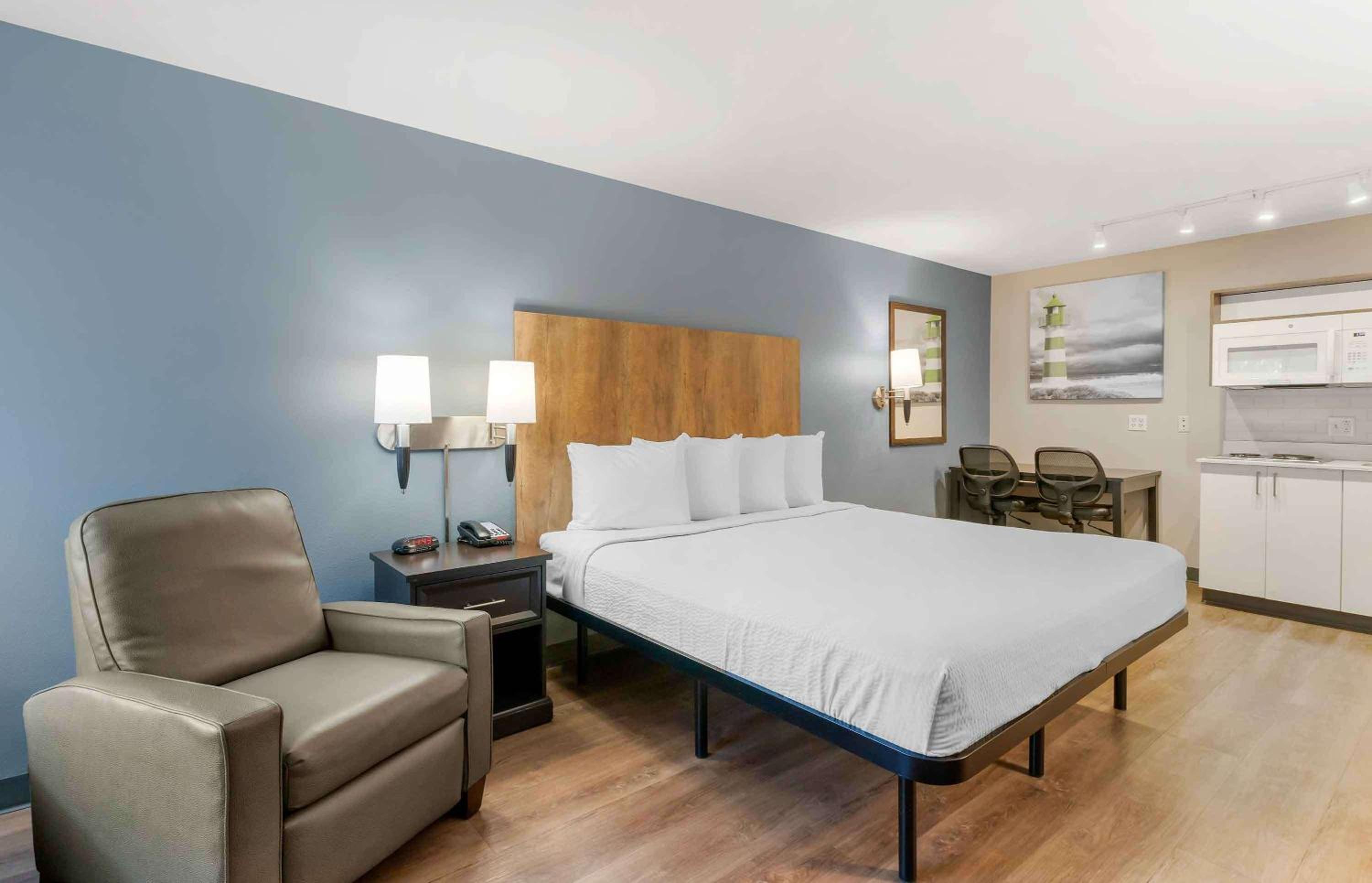Studio with 1 King Bed - Non-Smoking - Photo 1