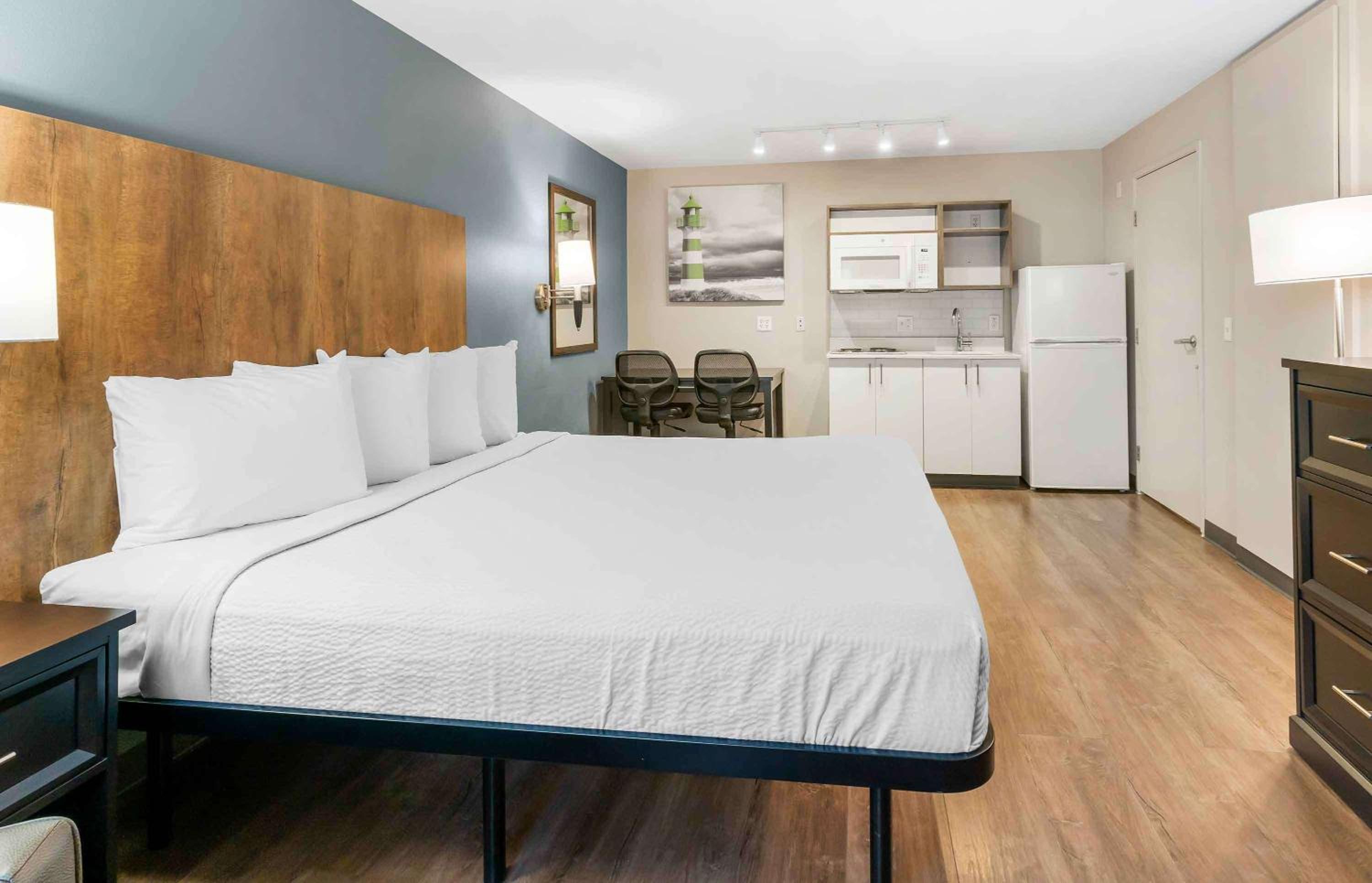 Studio with 1 King Bed - Non-Smoking - Photo 10