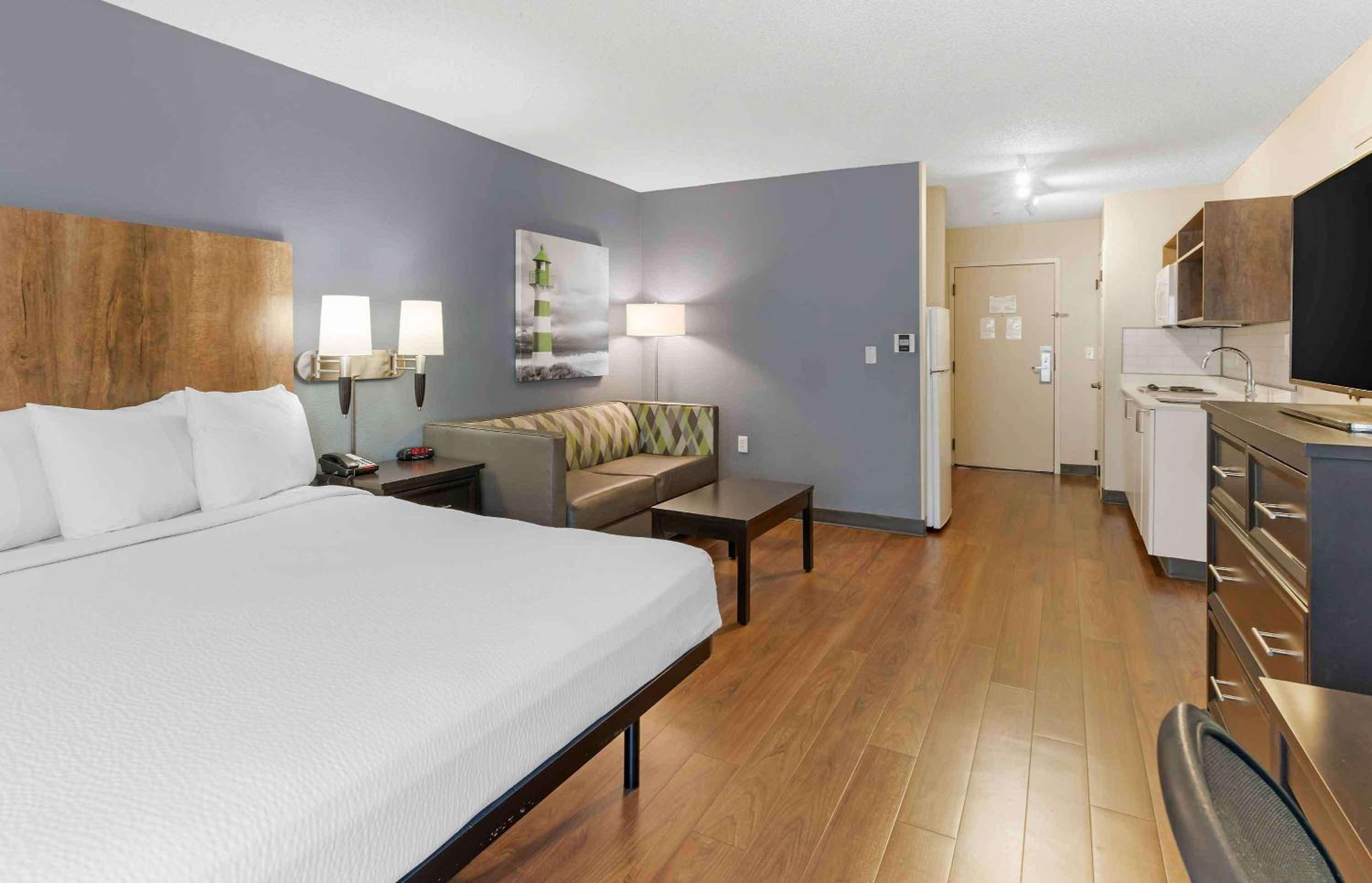 Deluxe Studio with 1 King Bed - Non-Smoking - Photo 11