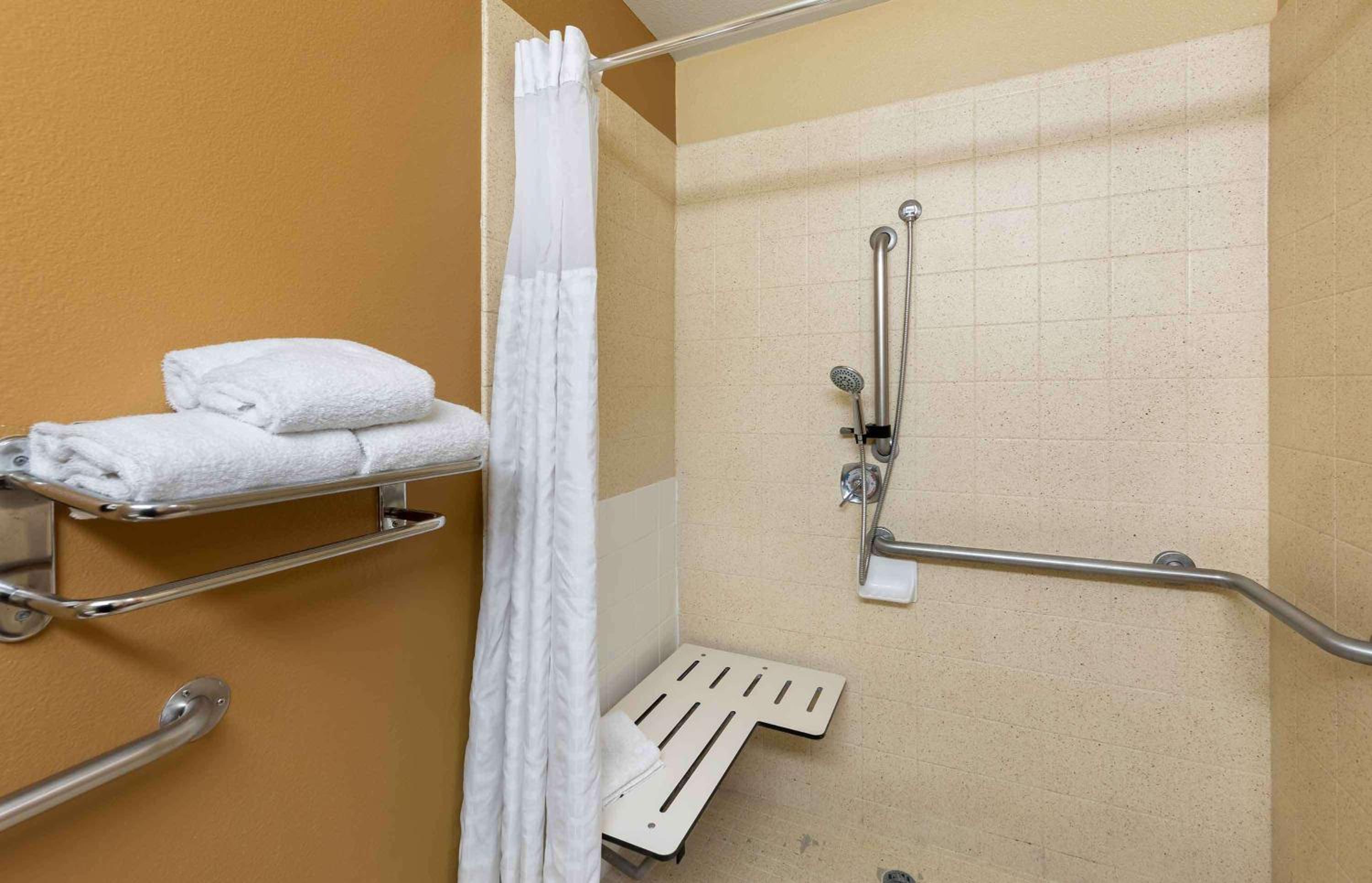 Queen studio with 1 Queen Bed - Disability Access/Non-Smoking - Photo 6