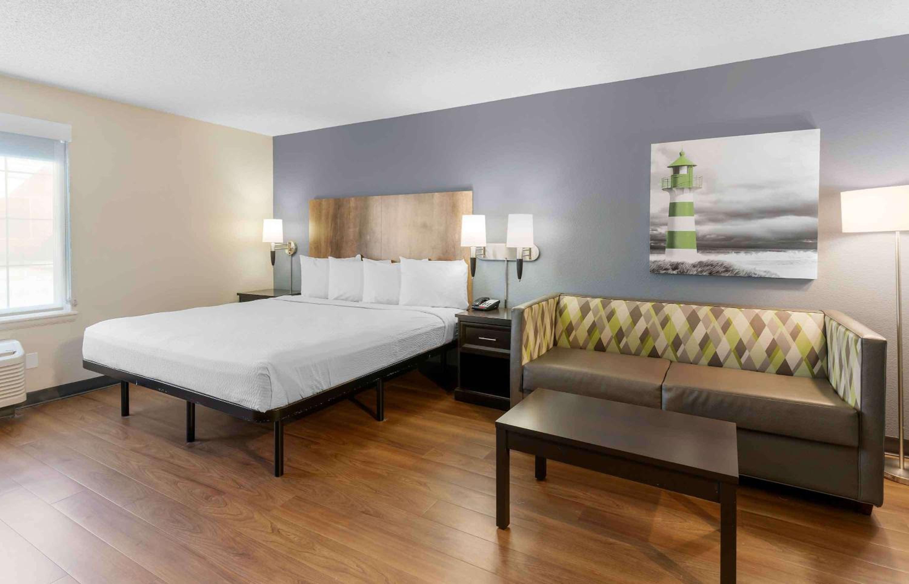Deluxe Studio with 1 King Bed - Non-Smoking - Photo 10
