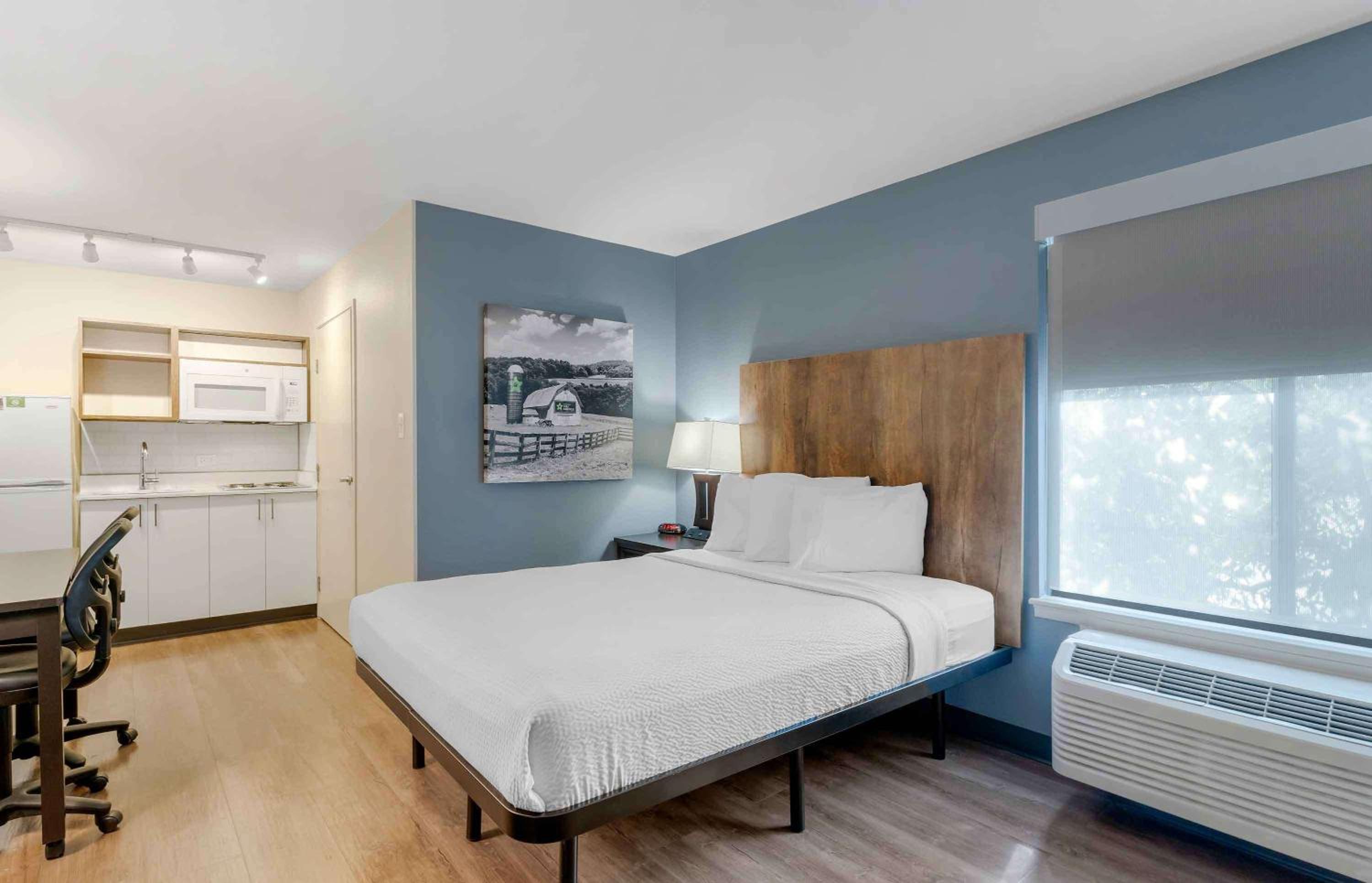 Queen studio with 1 Queen Bed - Disability Access/Non-Smoking photo 1