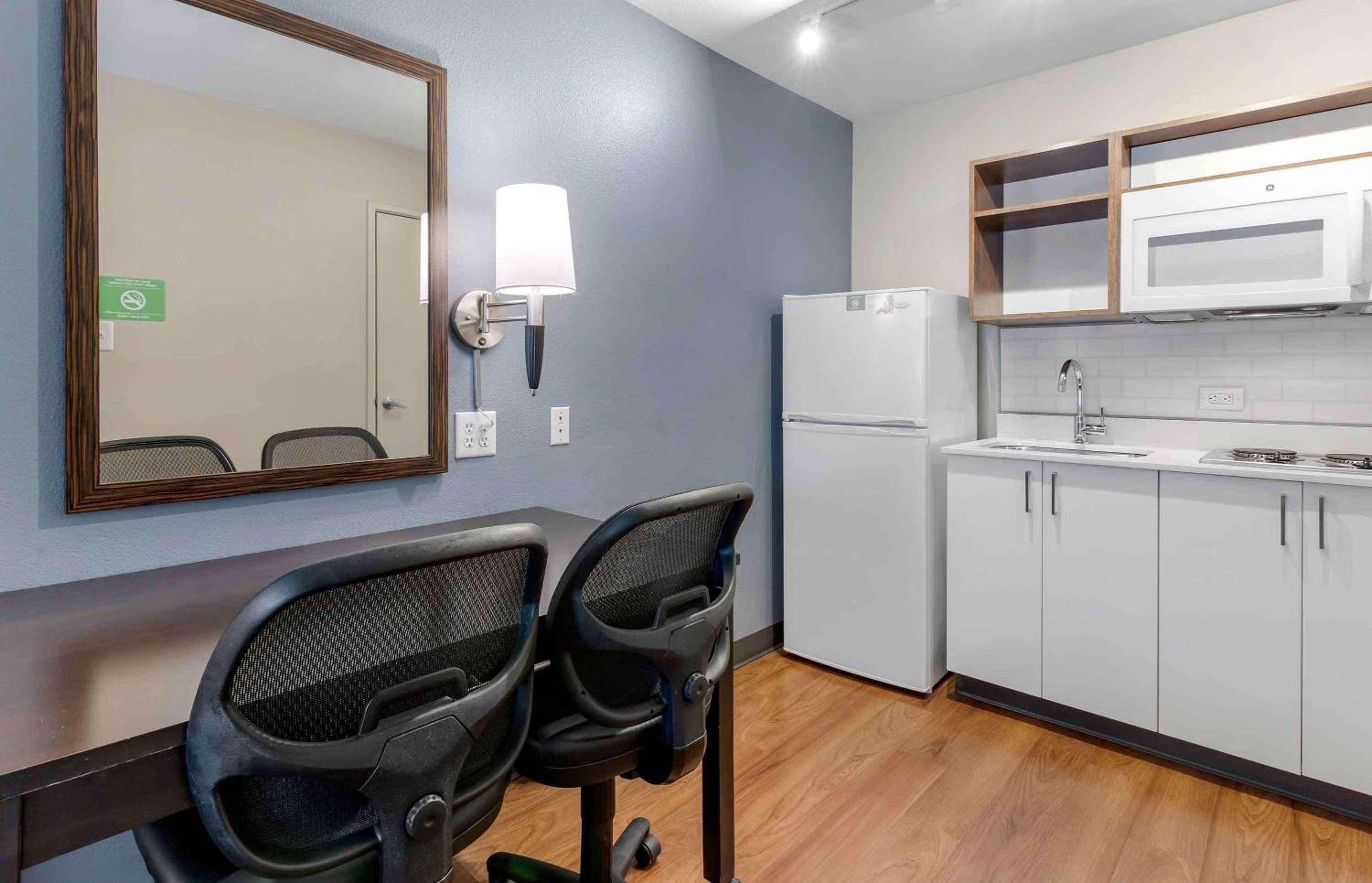 Studio with 2 Queen Beds - Non-Smoking - Photo 10