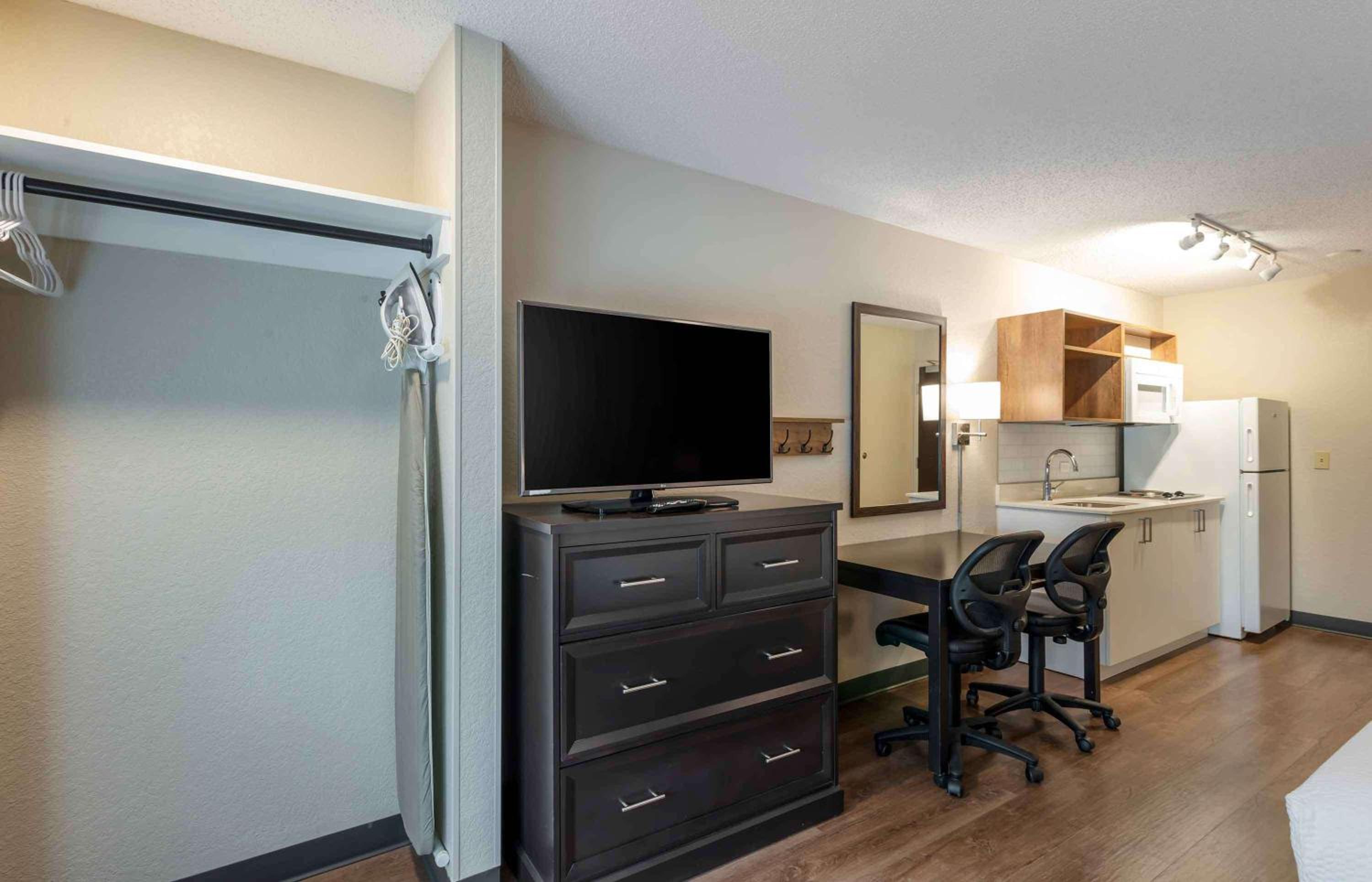 Studio with 2 Queen Beds - Non-Smoking - Photo 11