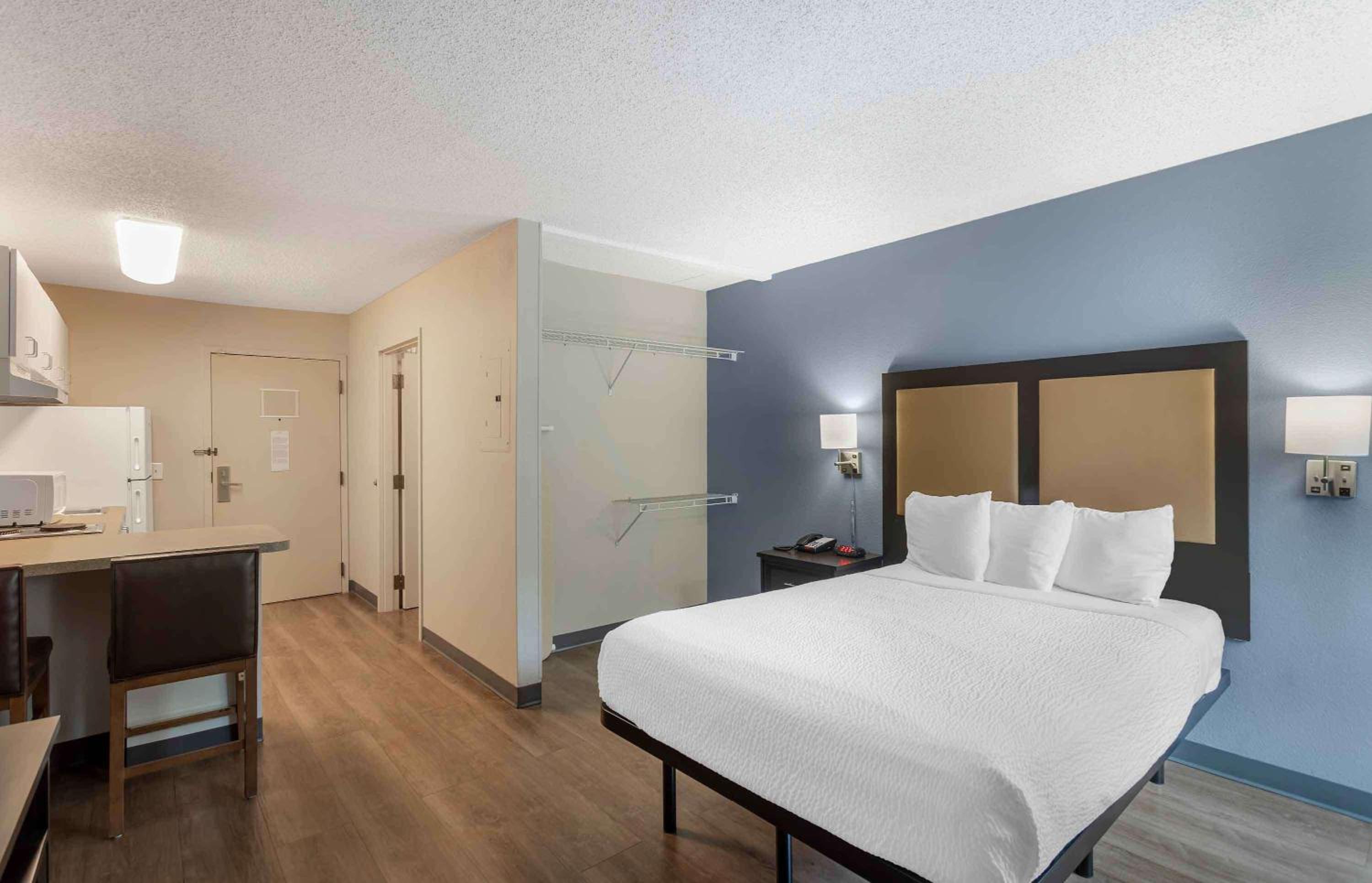 1 Queen Bed | Non-Smoking, Kitchen - Photo 3