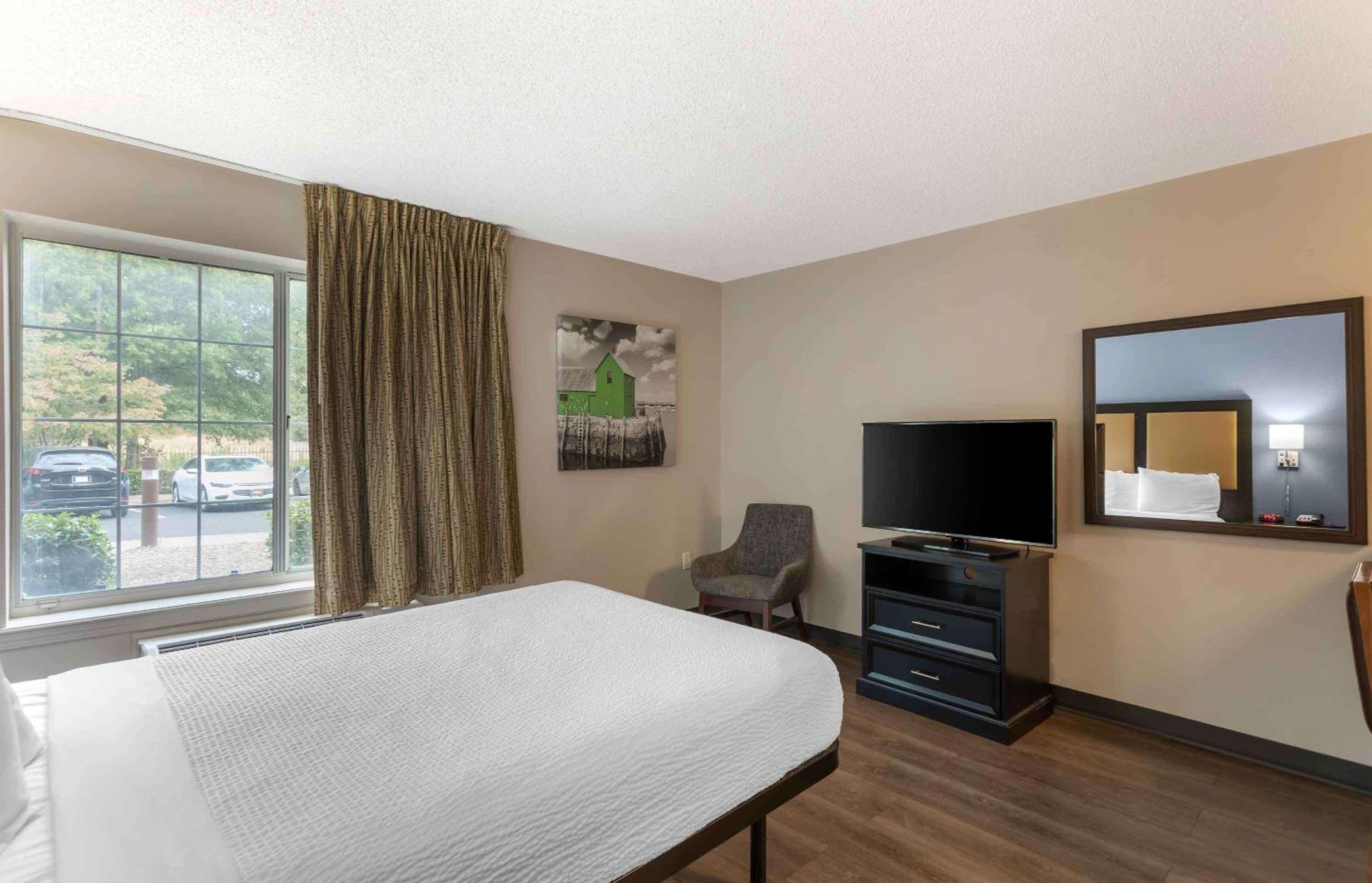 1 Queen Bed | Non-Smoking, Kitchen - Photo 4