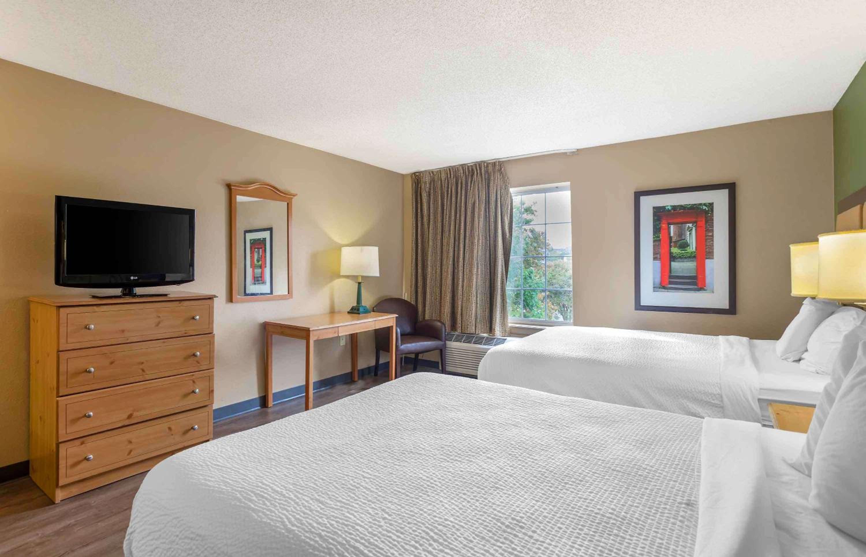 2 Queen Beds | Non-Smoking, Kitchen - Photo 4