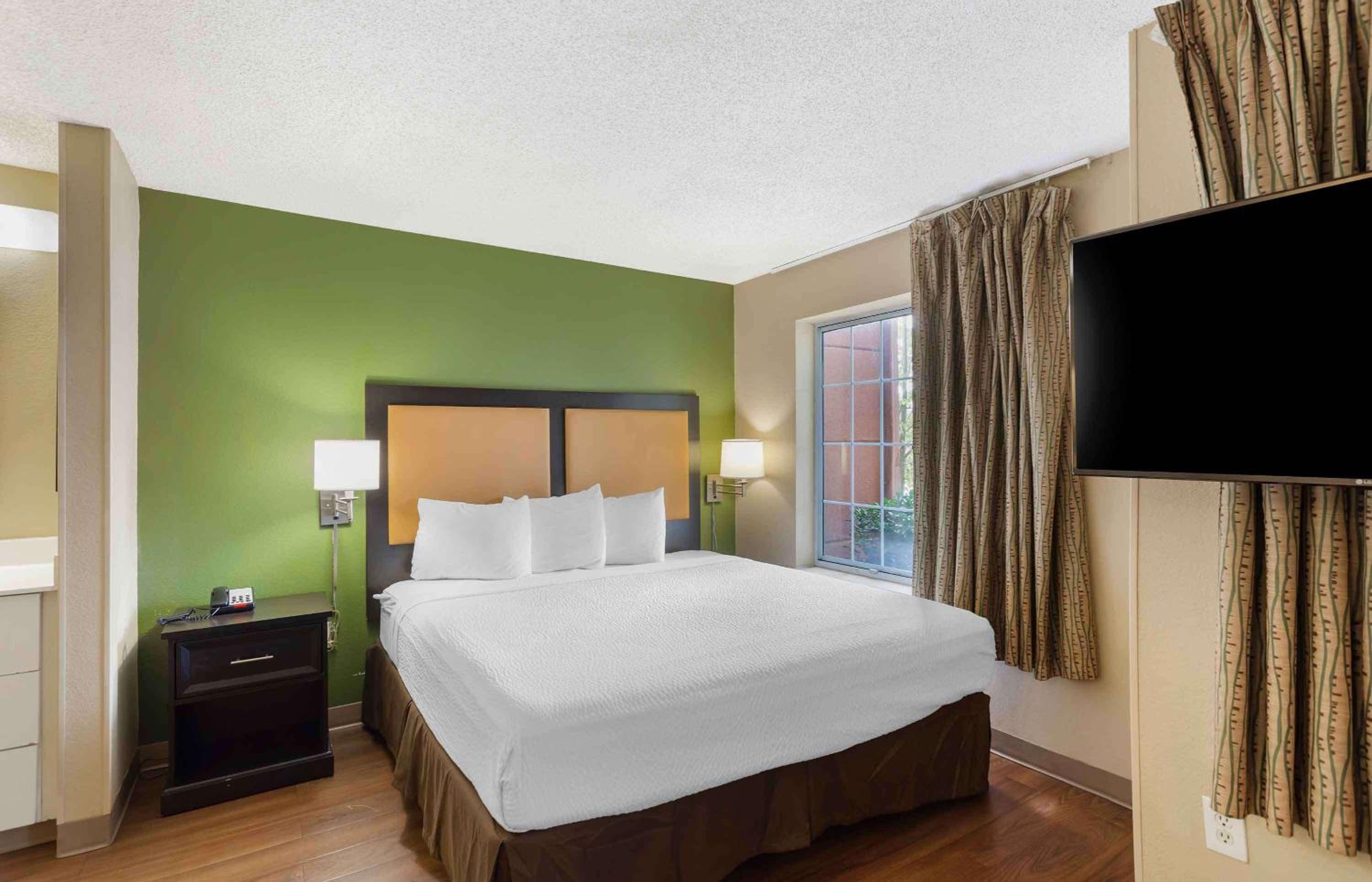 Deluxe Studio with 1 King Bed - Non-Smoking