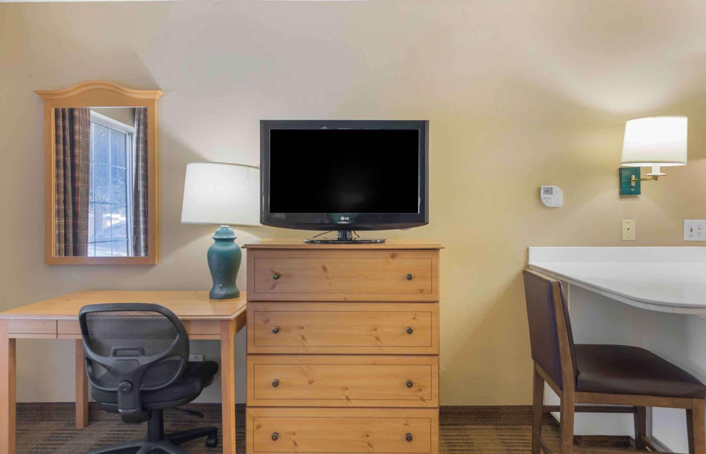 Queen studio with 1 Queen Bed - Disability Access/Non-Smoking - Photo 5