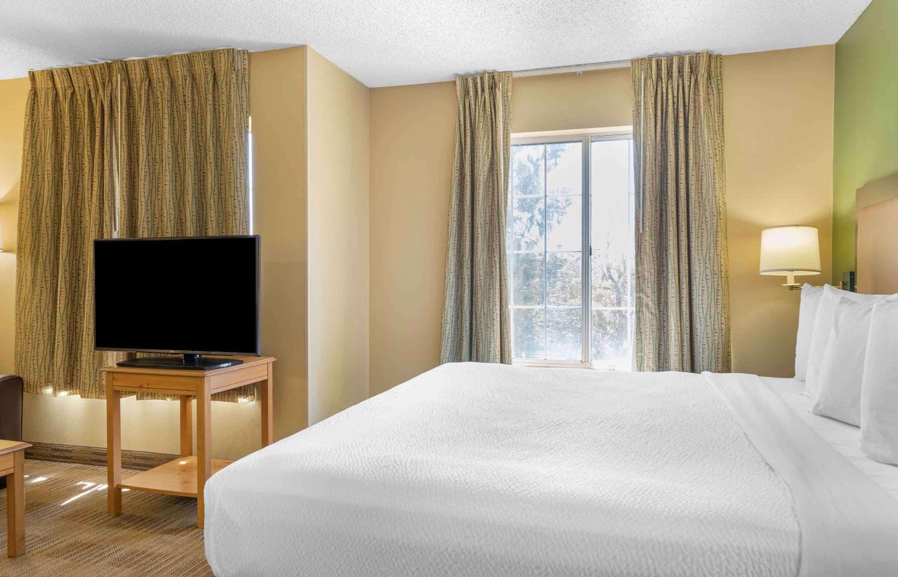 Deluxe Studio with 1 King Bed - Non-Smoking - Photo 7