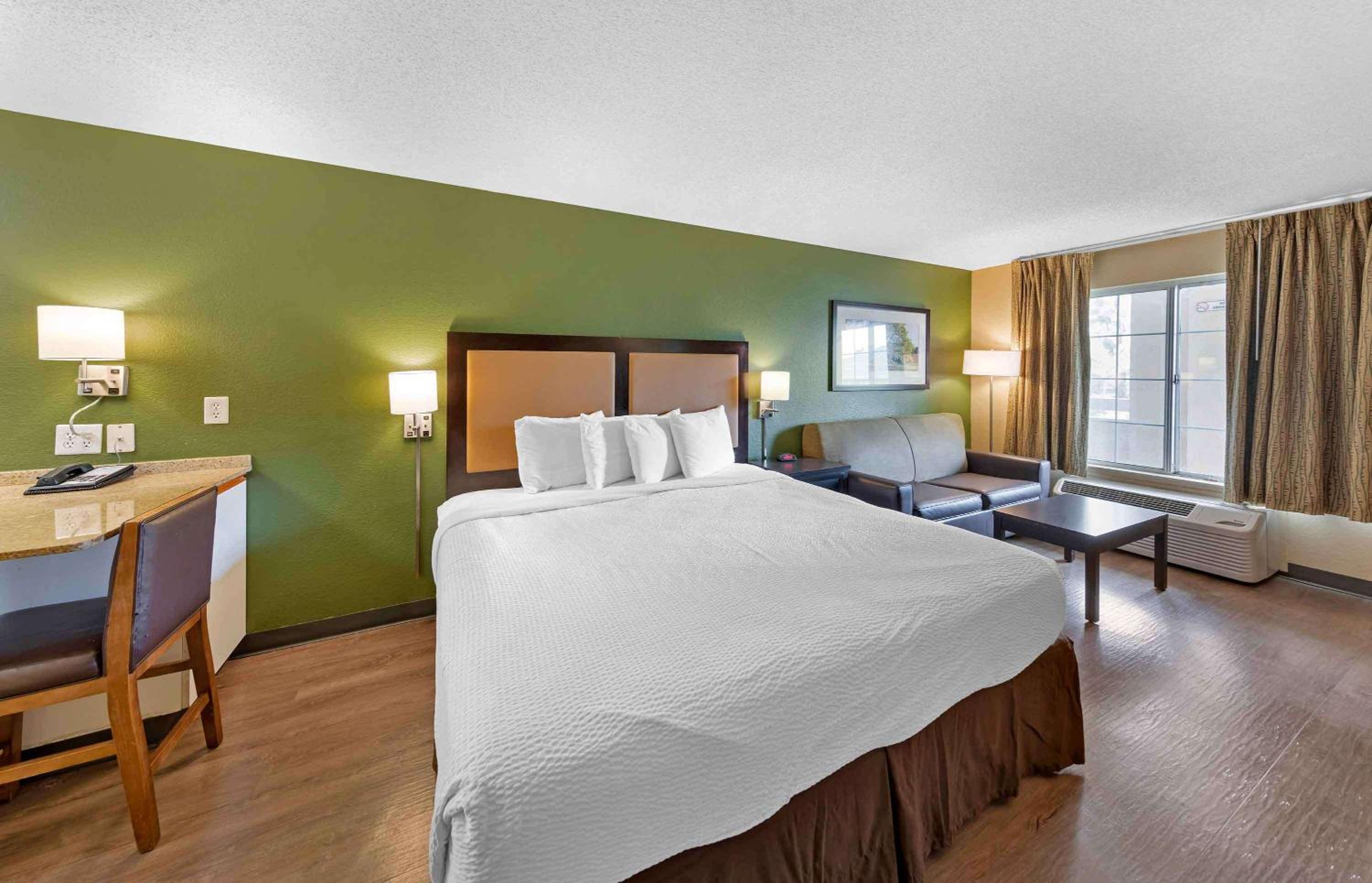 Deluxe Studio With 1 King Bed - Non-Smoking