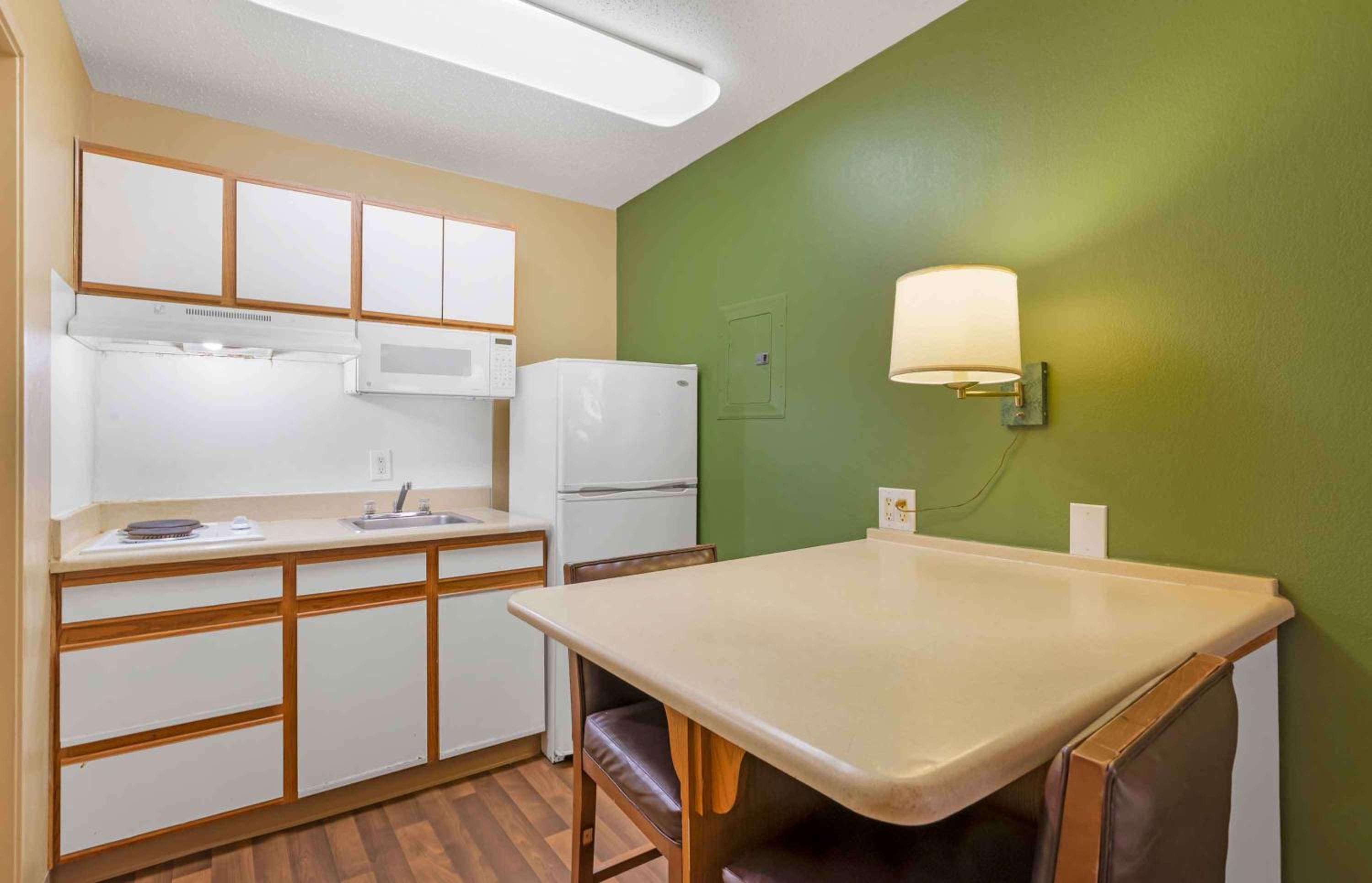 Studio with 2 Queen Beds - Non-Smoking - Photo 5