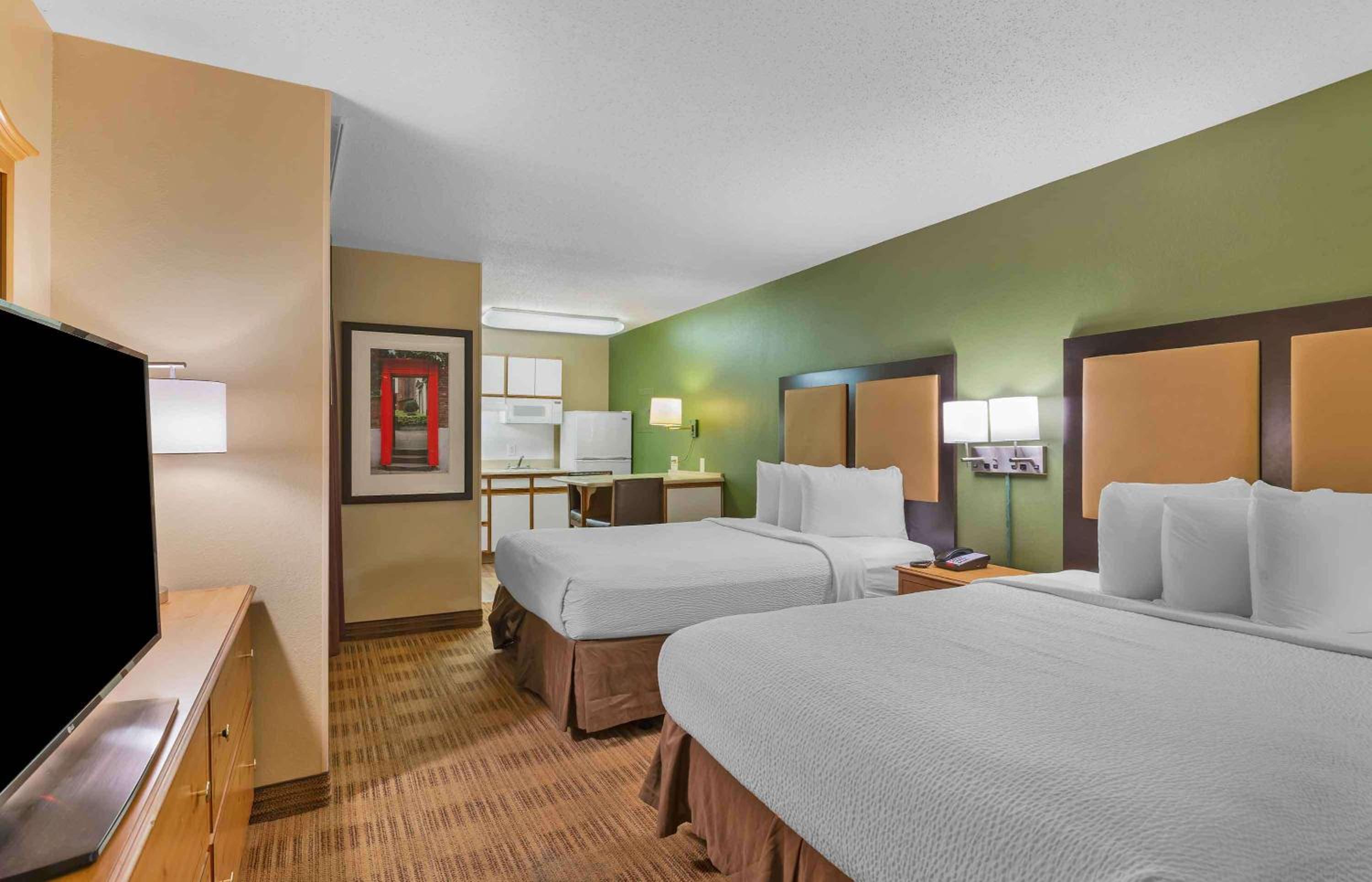 Studio with 2 Queen Beds - Non-Smoking - Photo 2
