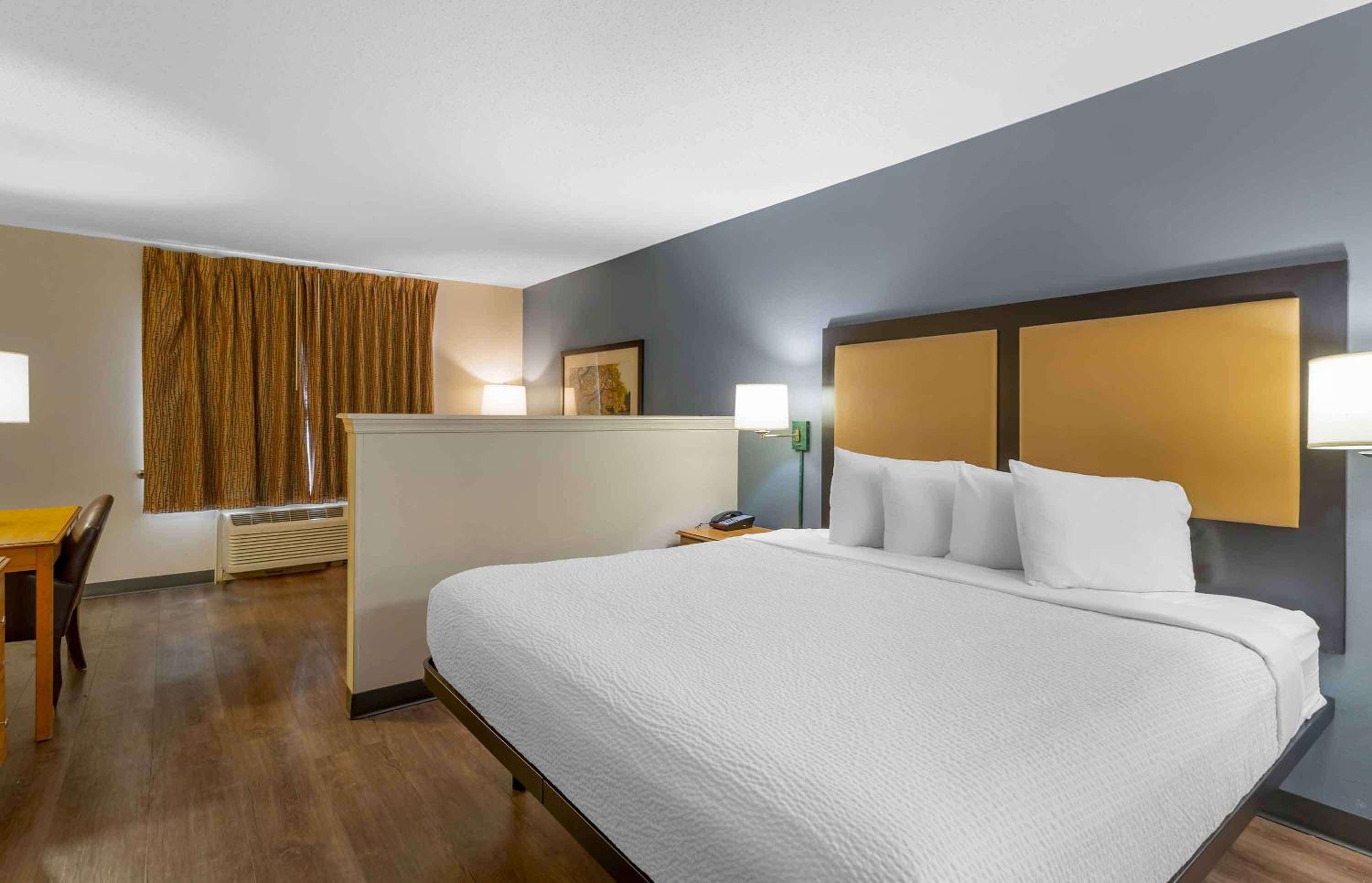 Deluxe Studio with 1 King Bed - Non-Smoking - Photo 1