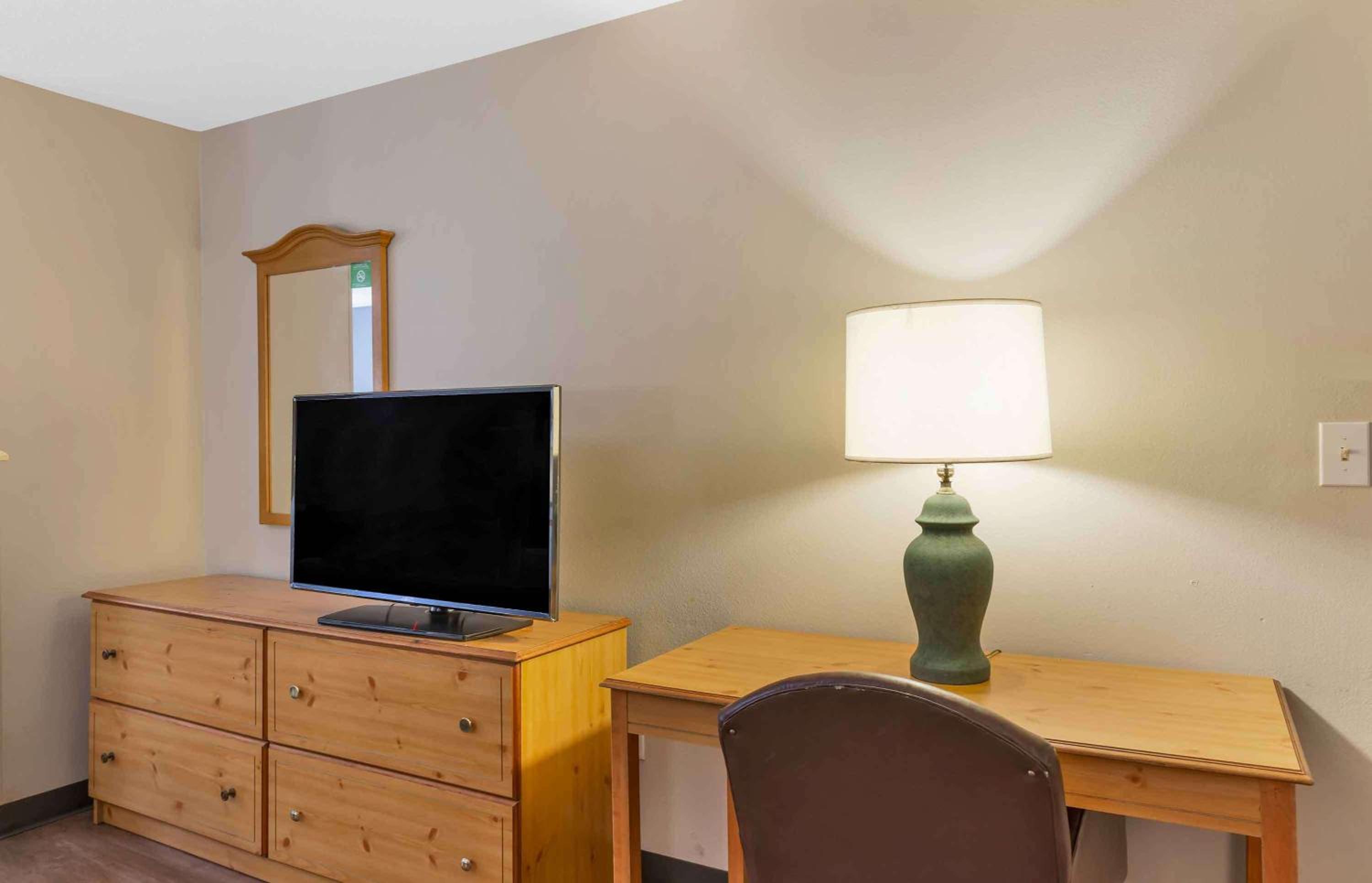 Deluxe Studio with 1 King Bed - Non-Smoking - Photo 8