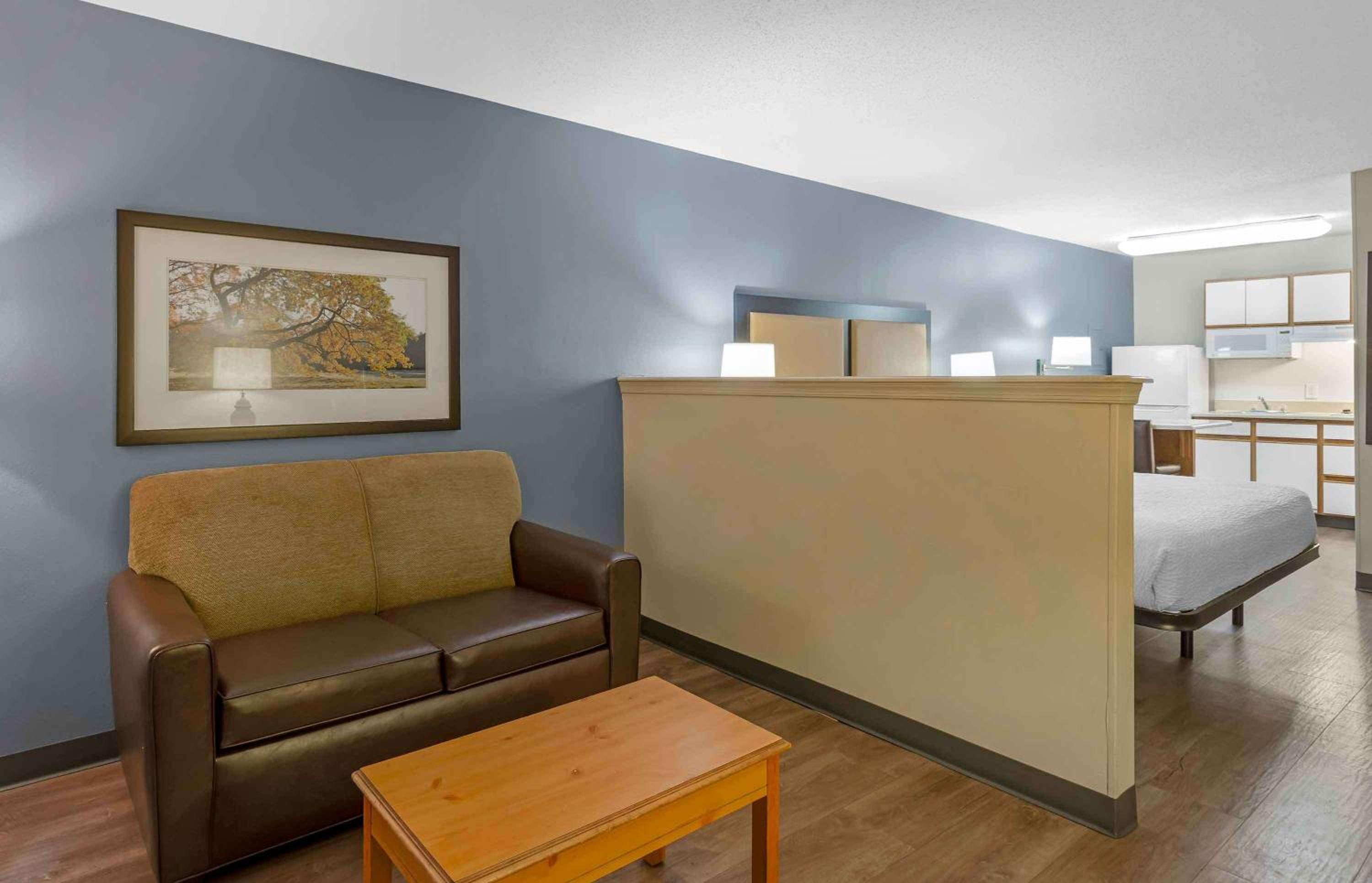 Deluxe Studio with 1 King Bed - Non-Smoking - Photo 9