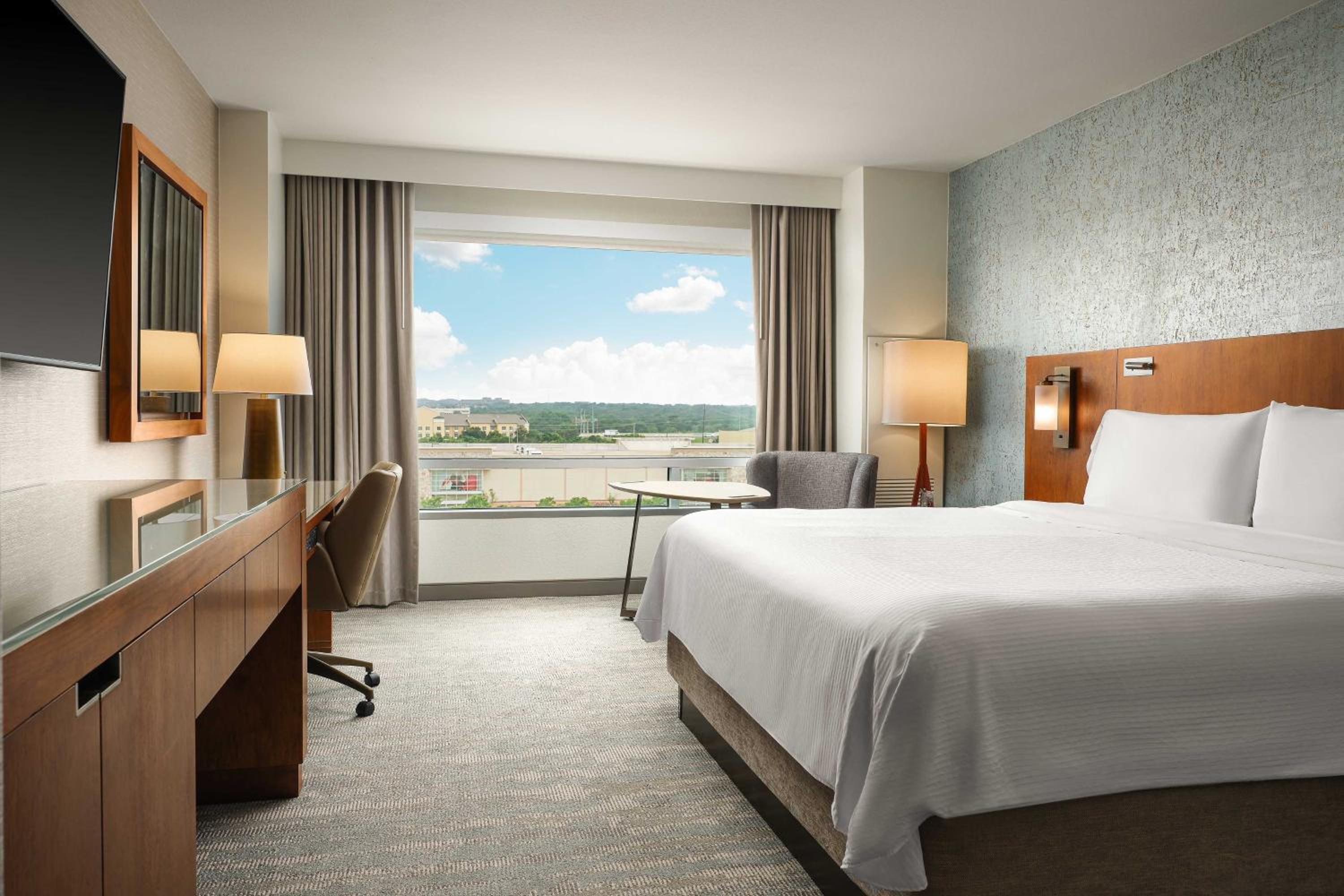 Deluxe King Room, Guest room, 1 King - Photo 3