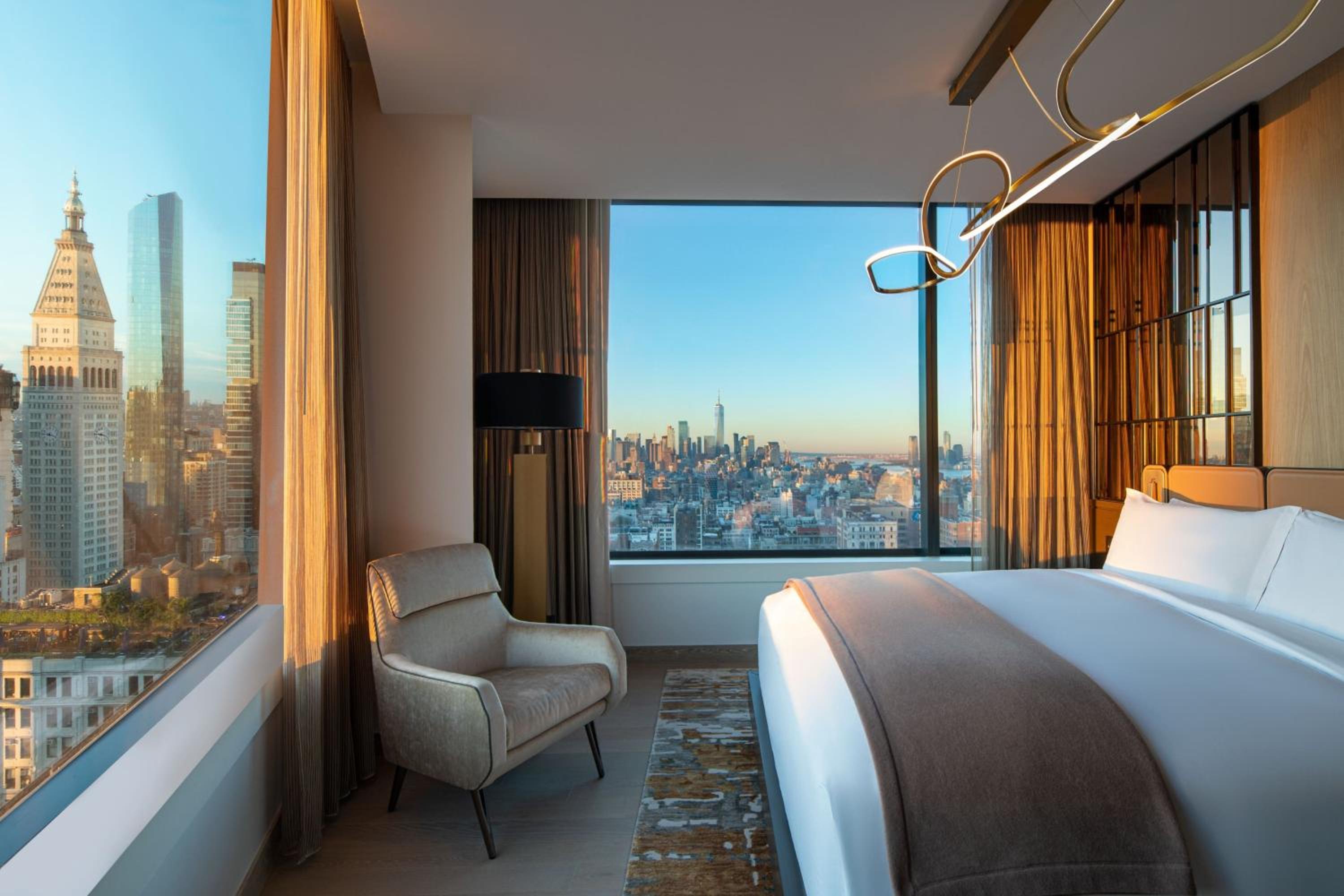 Madison One Bedroom King Suite - Club Level thumbnail 5