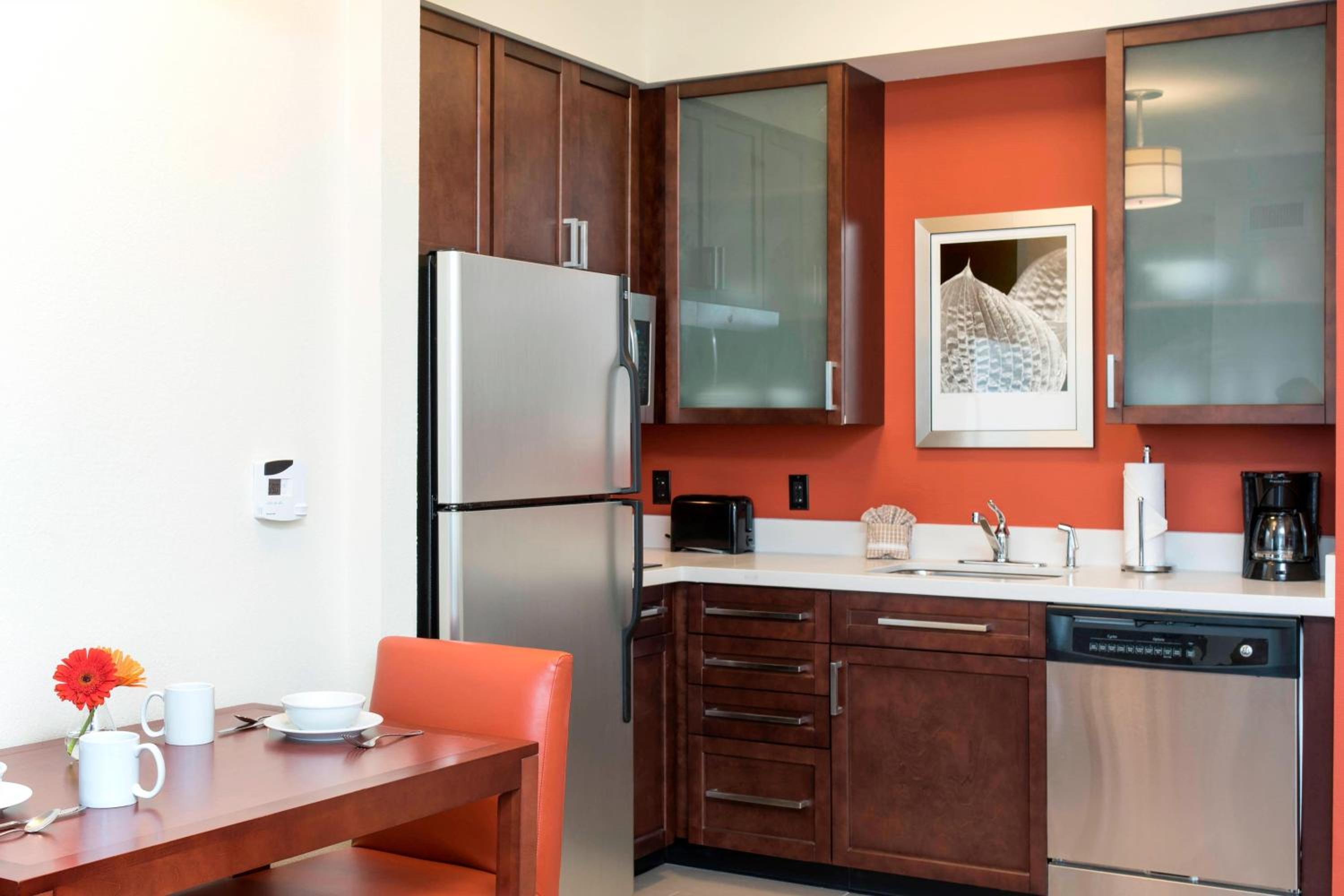 King Studio with Sofa Bed and Roll-in Shower - Mobility Accessible