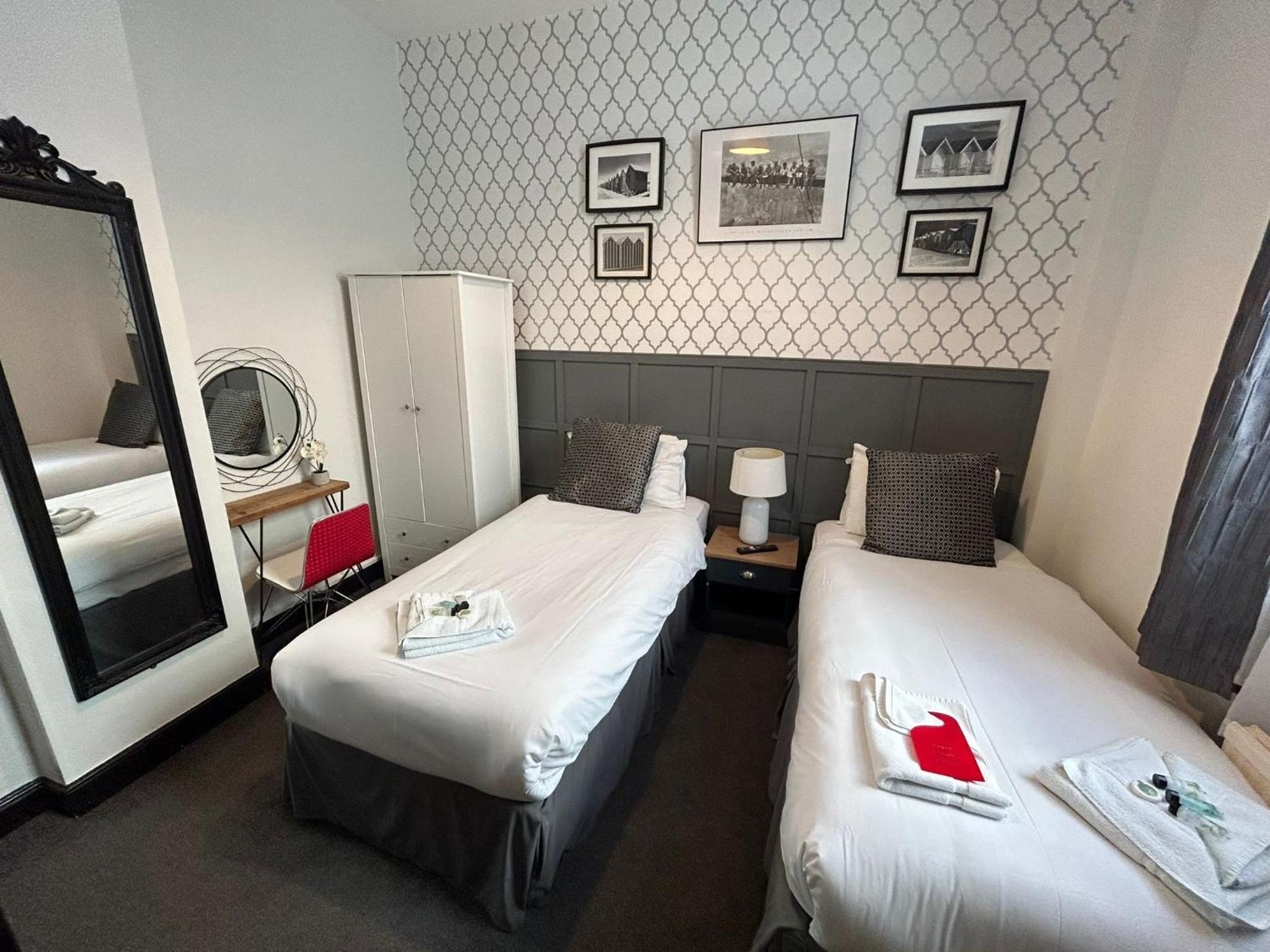 Standard Twin Room - Photo 1