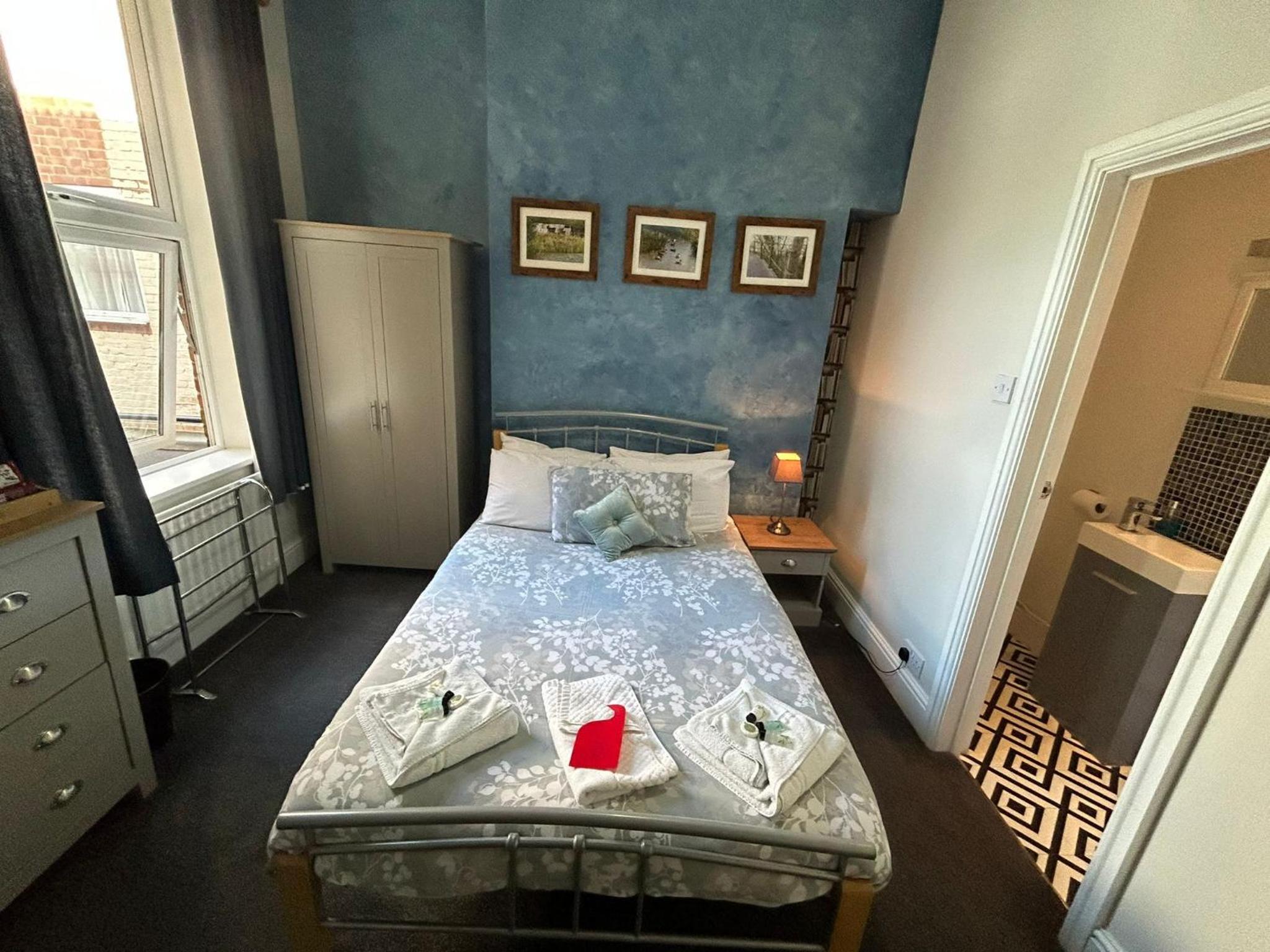 Double Room with Private Bathroom - Photo 4